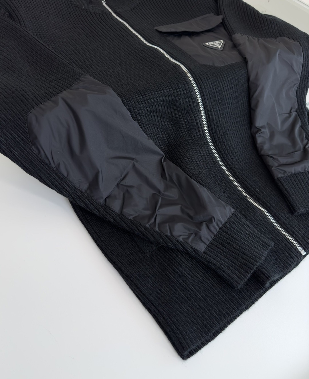 PR*DA普*达 2025早秋尼龙拼接羊毛针织开衫外套 柜在售 尼龙拼接羊毛的设计 胸口三角铭牌结合口袋