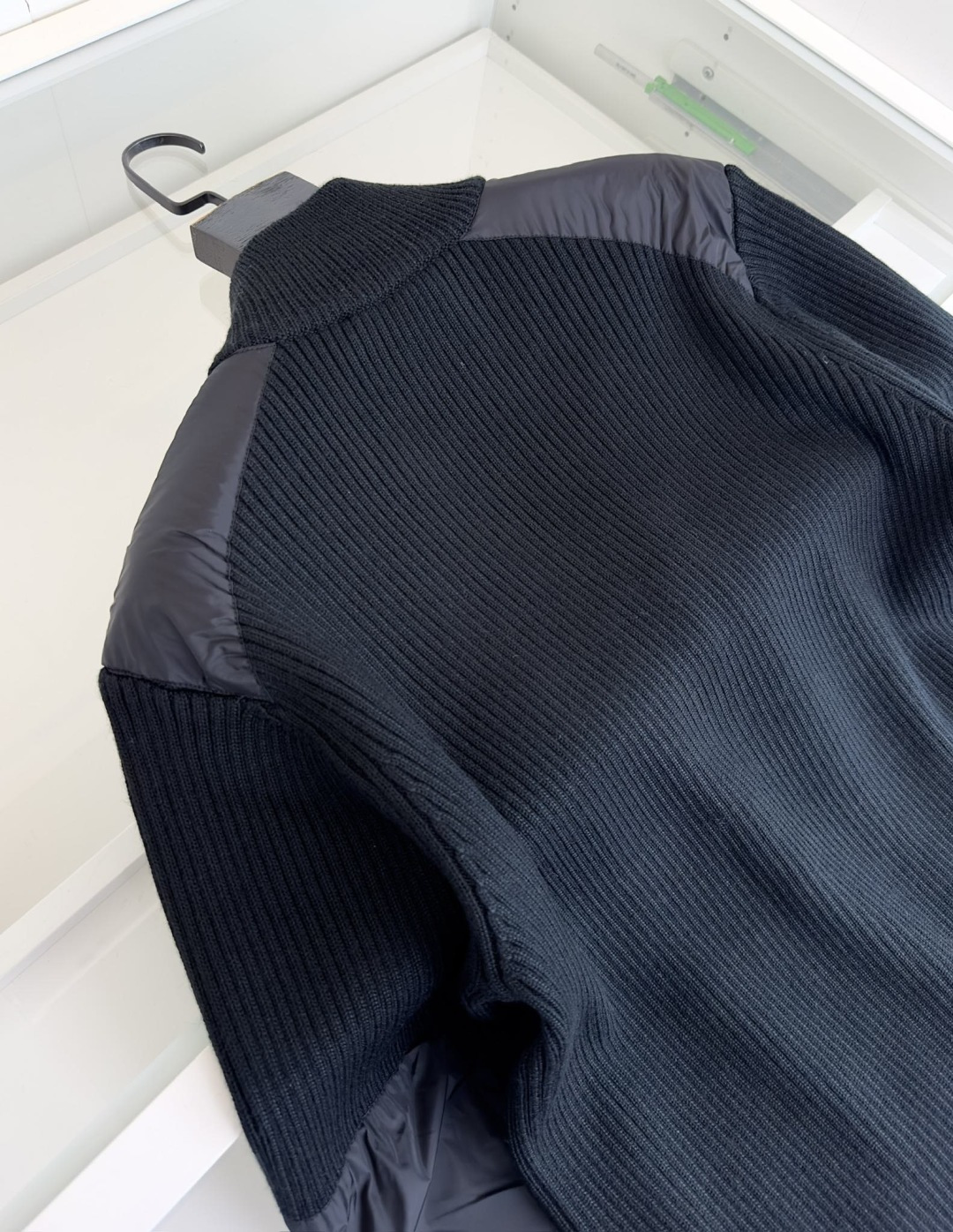 PR*DA普*达 2025早秋尼龙拼接羊毛针织开衫外套 柜在售 尼龙拼接羊毛的设计 胸口三角铭牌结合口袋