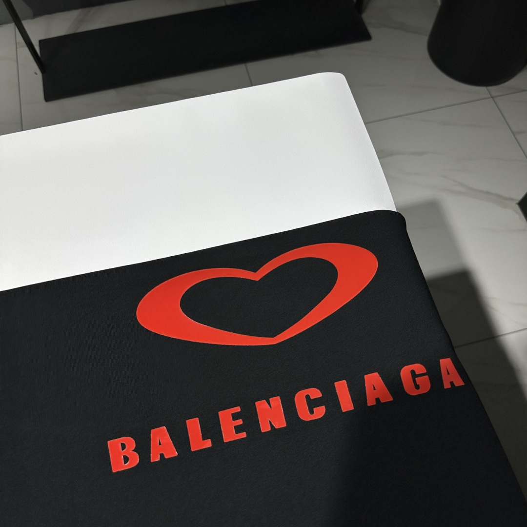 BALENCIAGA巴黎世家时尚休闲圆领短袖T恤！宽松版型纯棉材质！品牌字母logo爱心💗立体胶印工艺！