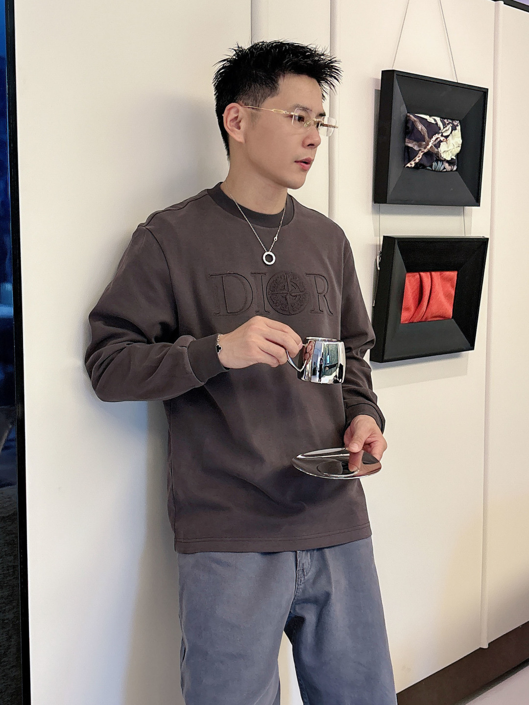 Dio 2025秋冬系列休闲长袖T恤码数：M-5XL 微阔版型潮流罗马磨毛。面料表面刷毛做磨毛工艺与特殊