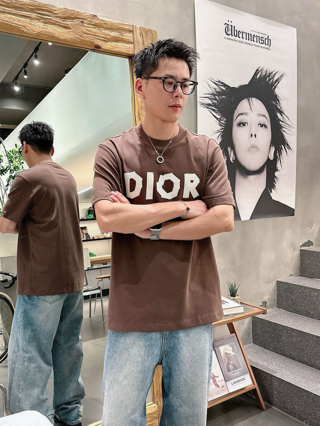 J910121.颜色：黑色 白色 咖色2.微阔短袖T M-5XL 3.绒感双纱面料。面料表面食毛做磨毛工