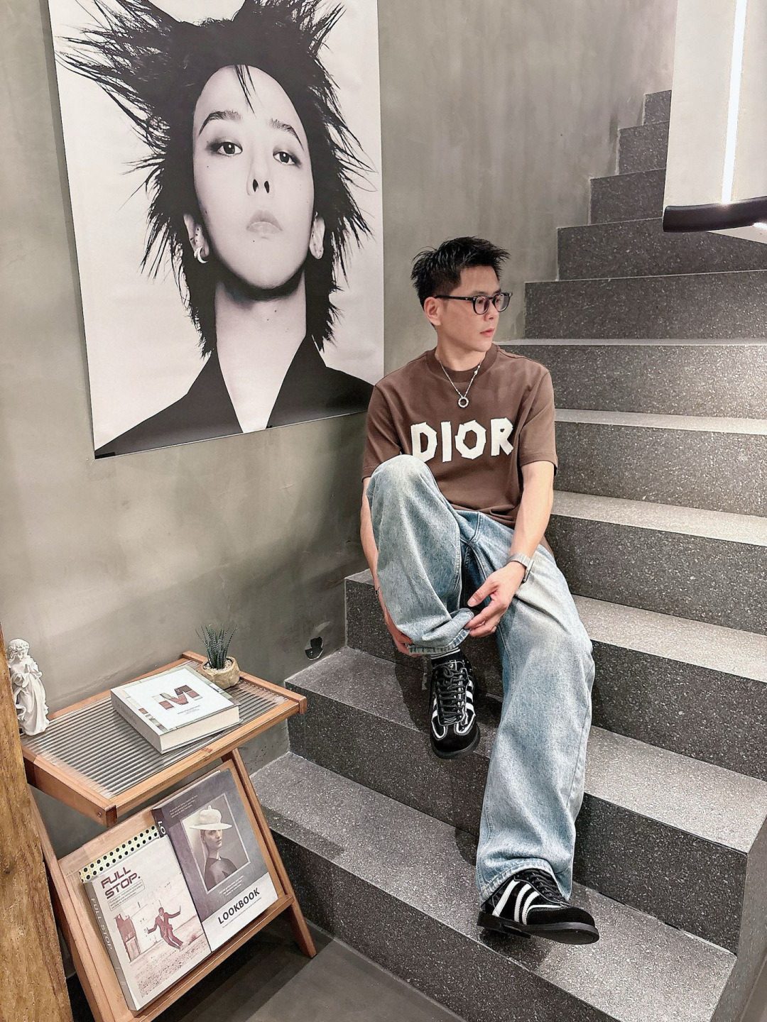 J910121.颜色：黑色 白色 咖色2.微阔短袖T M-5XL 3.绒感双纱面料。面料表面食毛做磨毛工