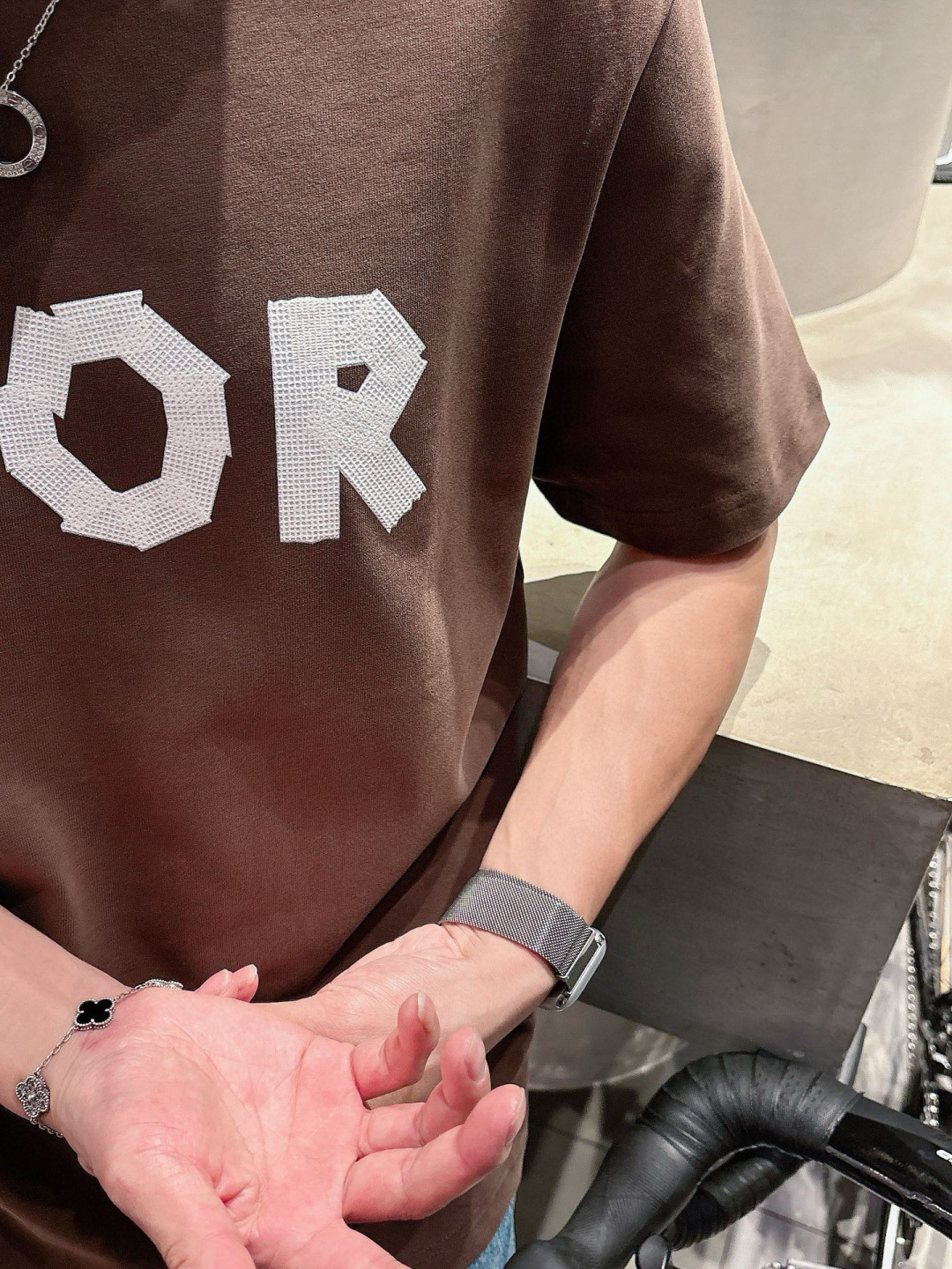 J910121.颜色：黑色 白色 咖色2.微阔短袖T M-5XL 3.绒感双纱面料。面料表面食毛做磨毛工