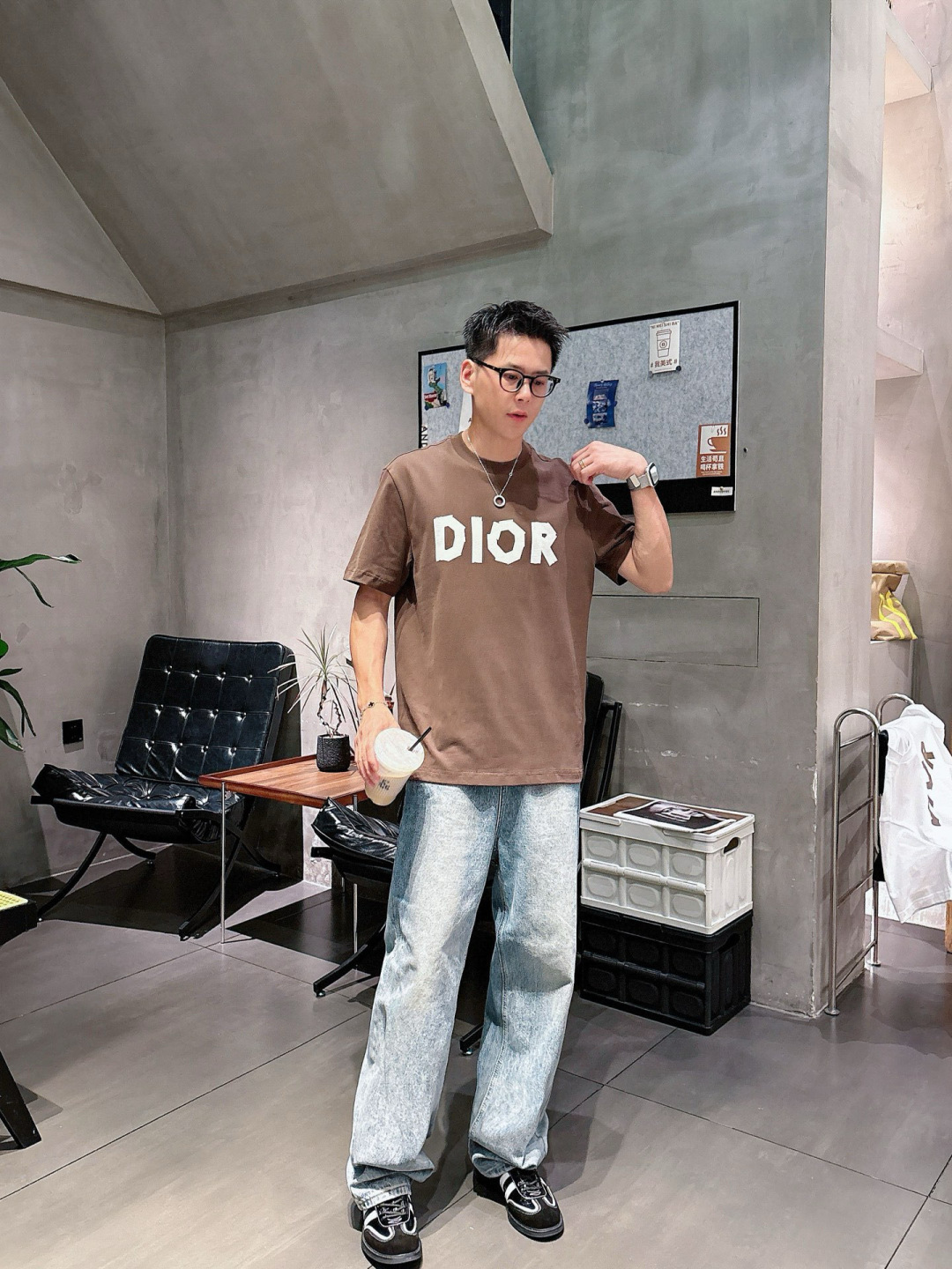 J910121.颜色：黑色 白色 咖色2.微阔短袖T M-5XL 3.绒感双纱面料。面料表面食毛做磨毛工