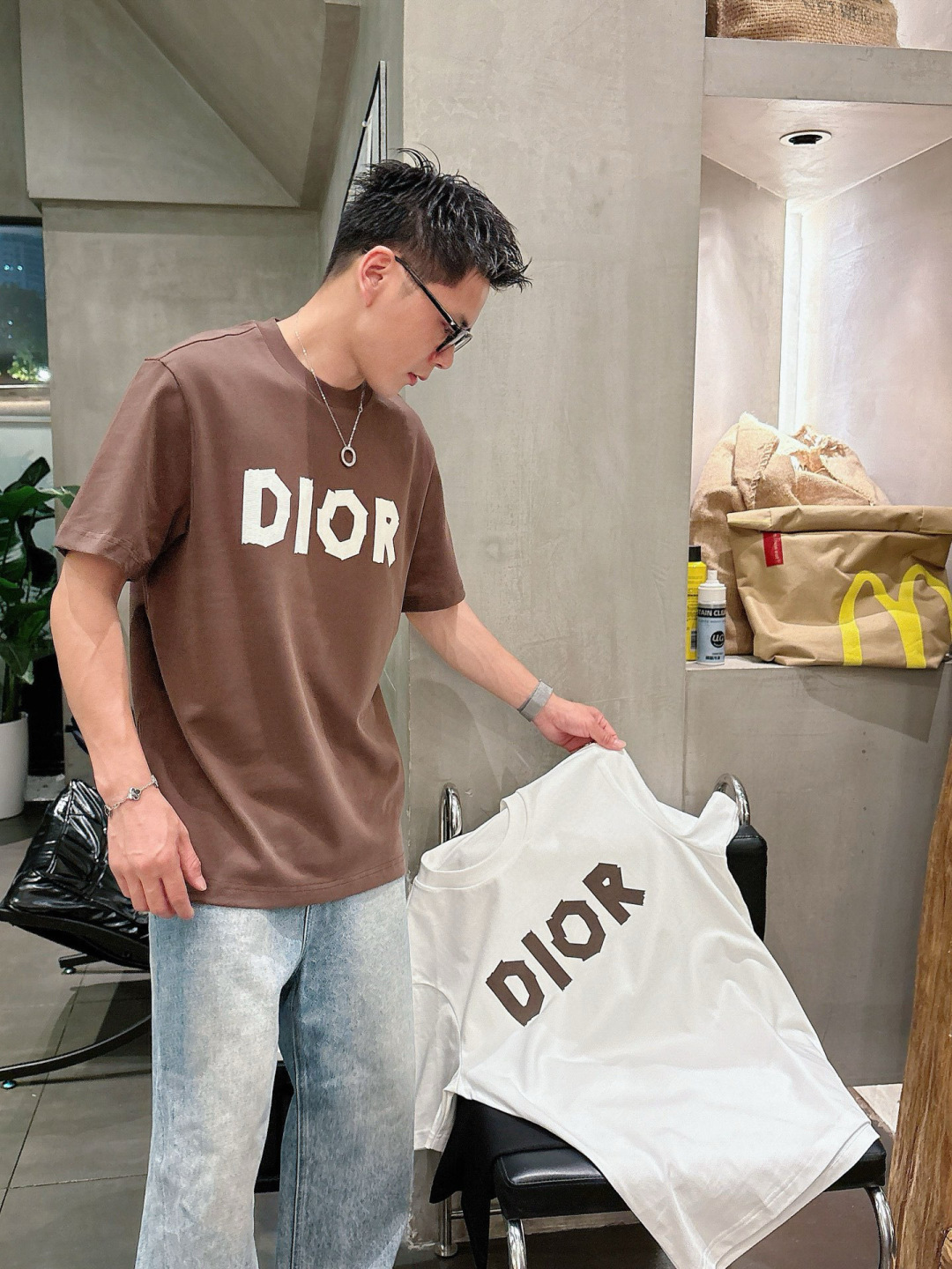 J910121.颜色：黑色 白色 咖色2.微阔短袖T M-5XL 3.绒感双纱面料。面料表面食毛做磨毛工