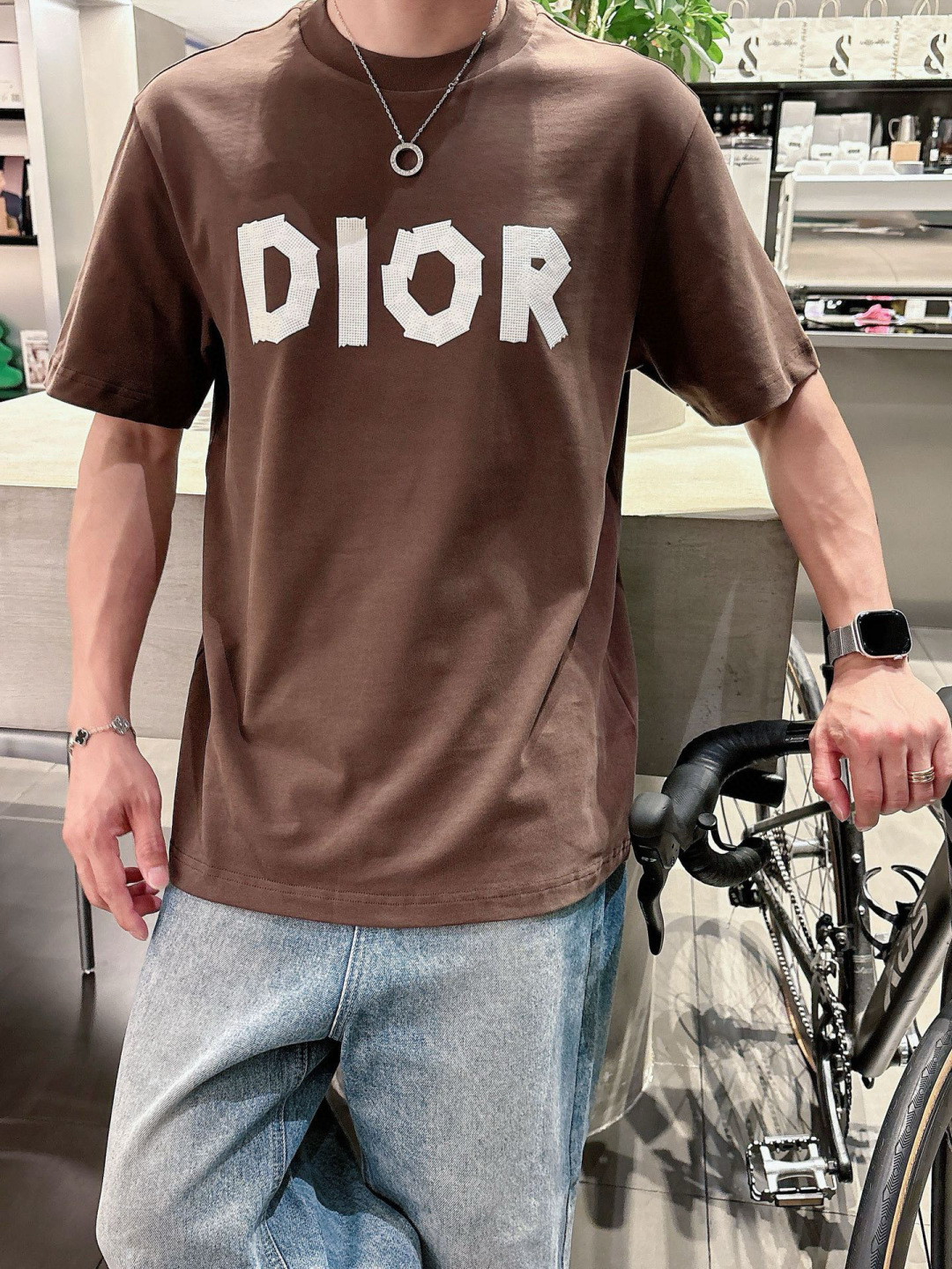 J910121.颜色：黑色 白色 咖色2.微阔短袖T M-5XL 3.绒感双纱面料。面料表面食毛做磨毛工