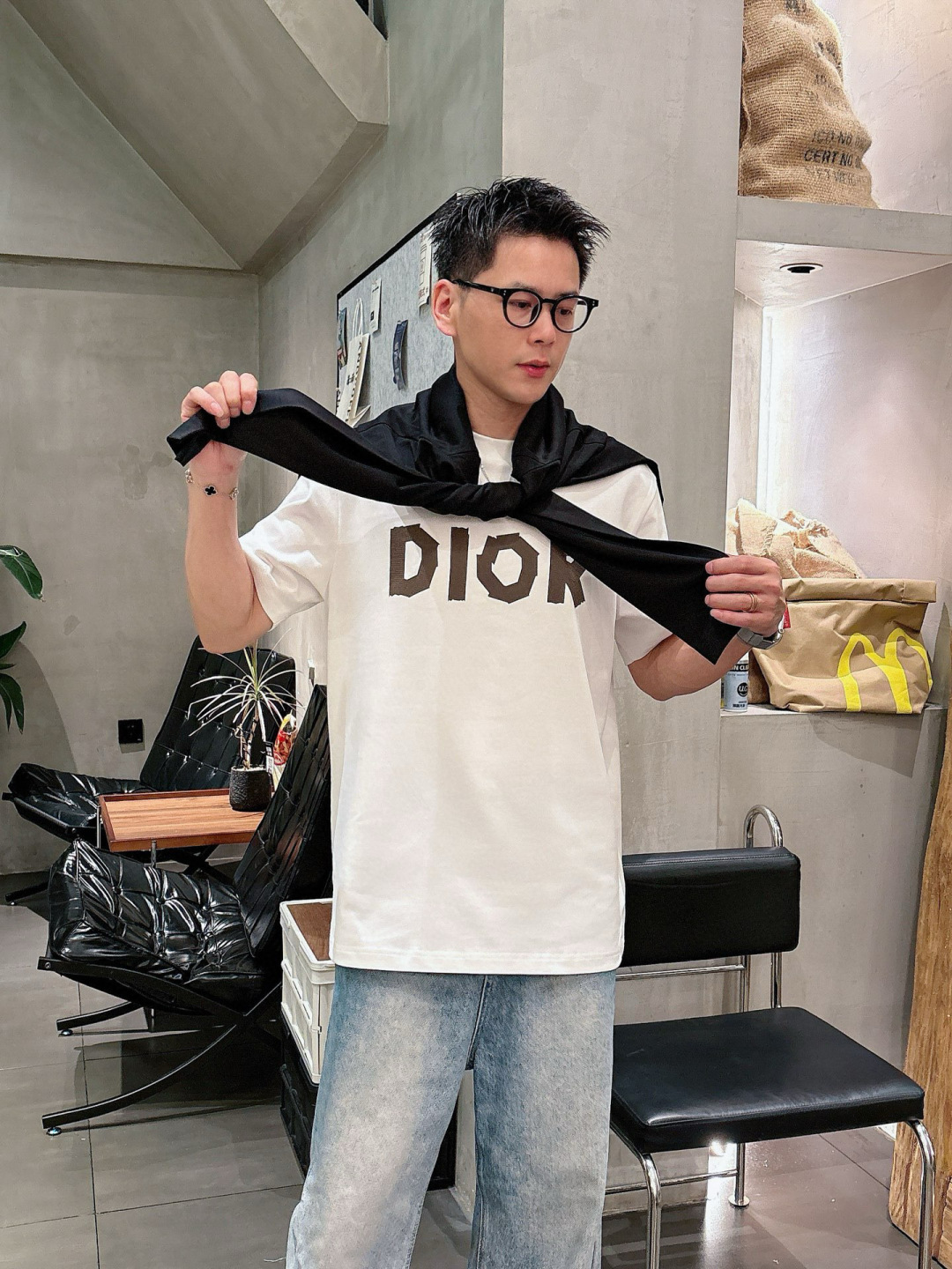 J910121.颜色：黑色 白色 咖色2.微阔短袖T M-5XL 3.绒感双纱面料。面料表面食毛做磨毛工