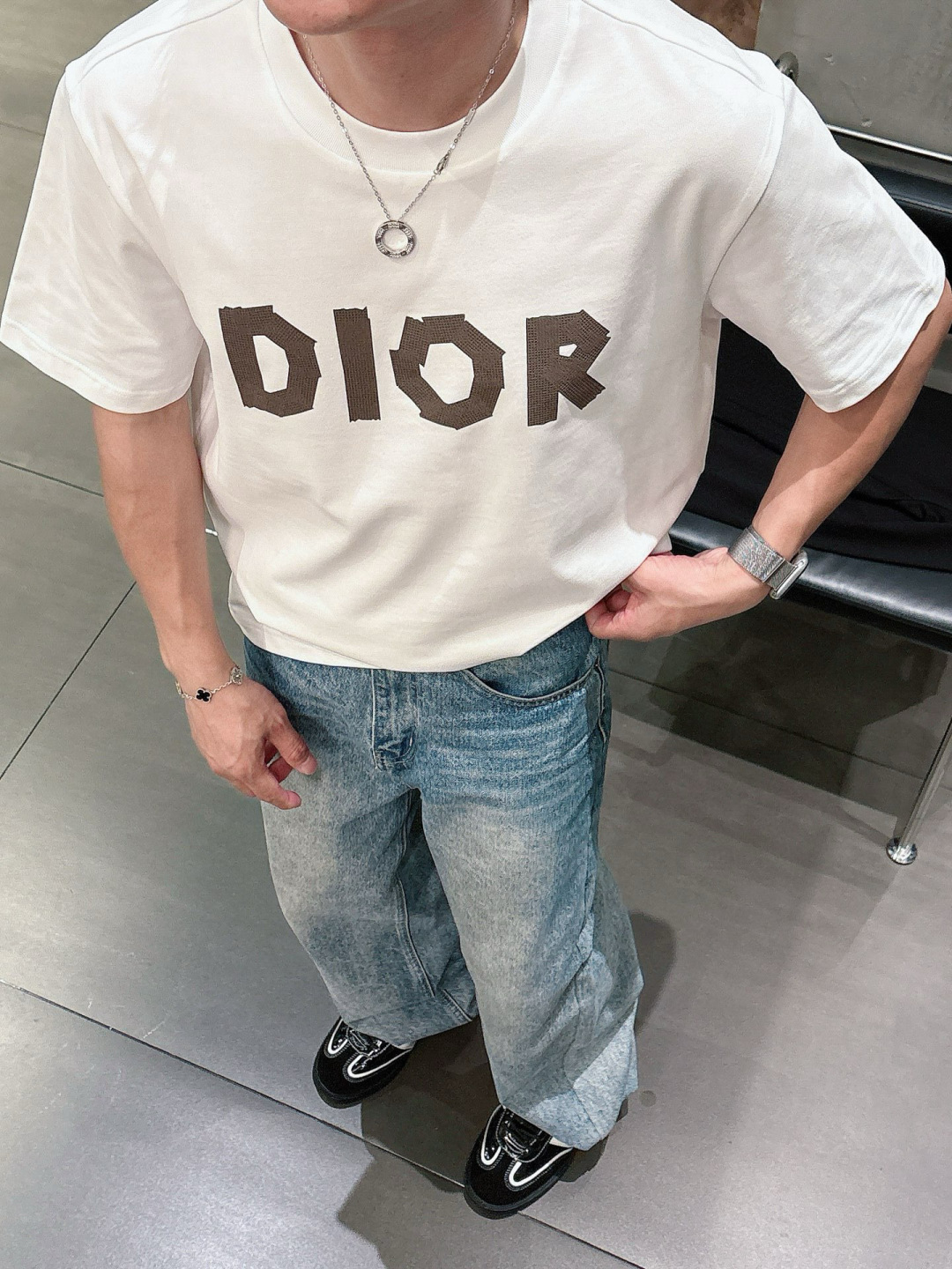 J910121.颜色：黑色 白色 咖色2.微阔短袖T M-5XL 3.绒感双纱面料。面料表面食毛做磨毛工