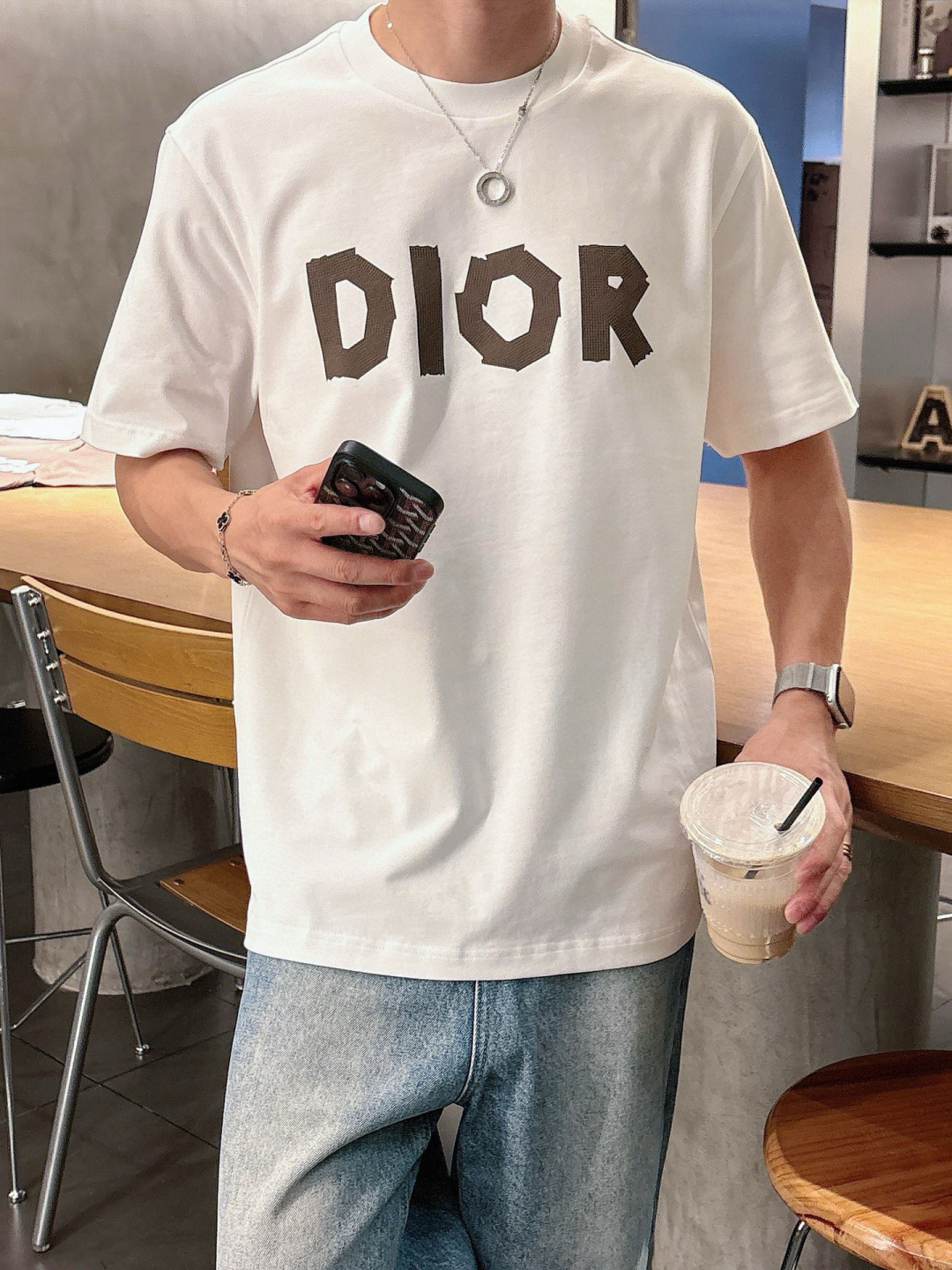 J910121.颜色：黑色 白色 咖色2.微阔短袖T M-5XL 3.绒感双纱面料。面料表面食毛做磨毛工