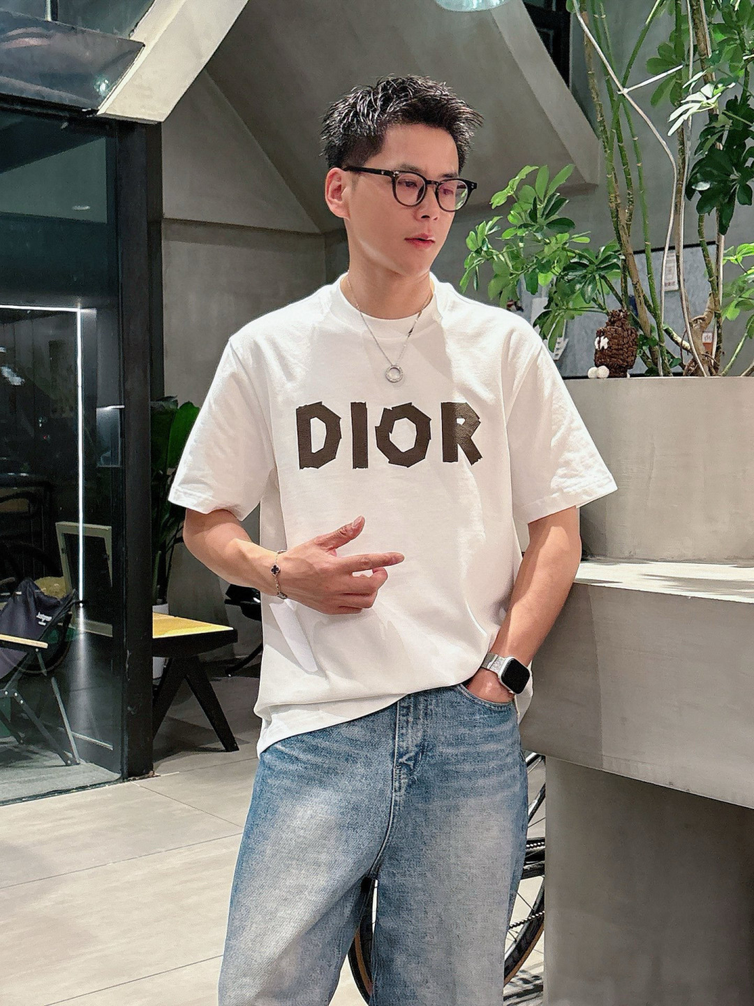 J910121.颜色：黑色 白色 咖色2.微阔短袖T M-5XL 3.绒感双纱面料。面料表面食毛做磨毛工