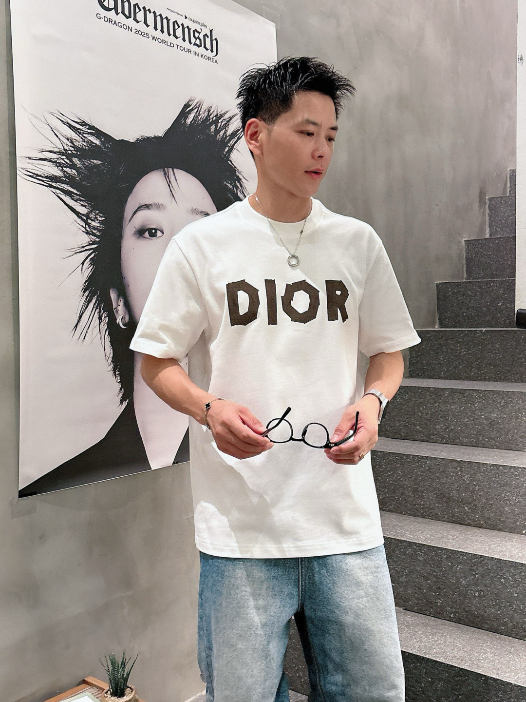 J910121.颜色：黑色 白色 咖色2.微阔短袖T M-5XL 3.绒感双纱面料。面料表面食毛做磨毛工