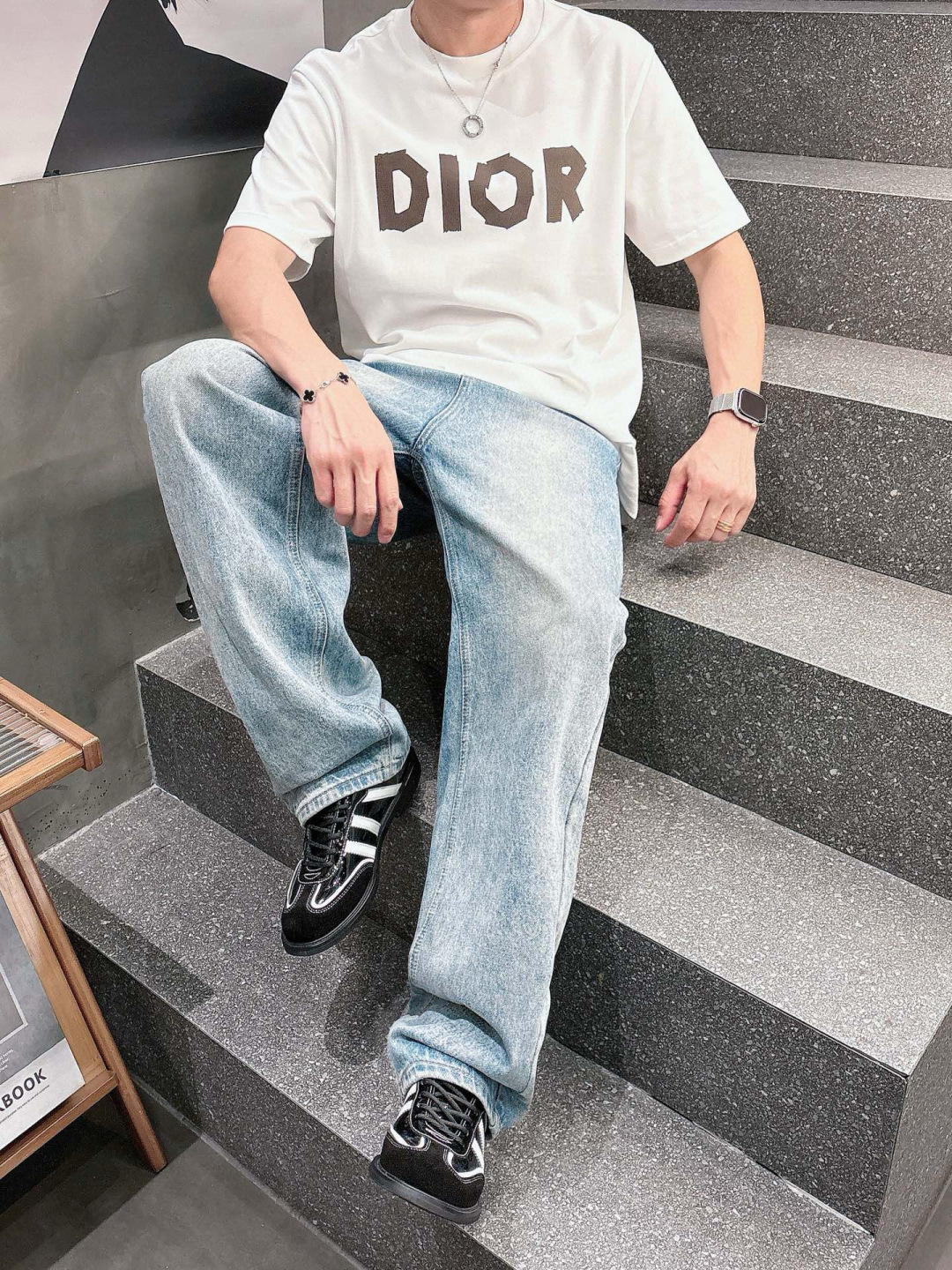 J910121.颜色：黑色 白色 咖色2.微阔短袖T M-5XL 3.绒感双纱面料。面料表面食毛做磨毛工