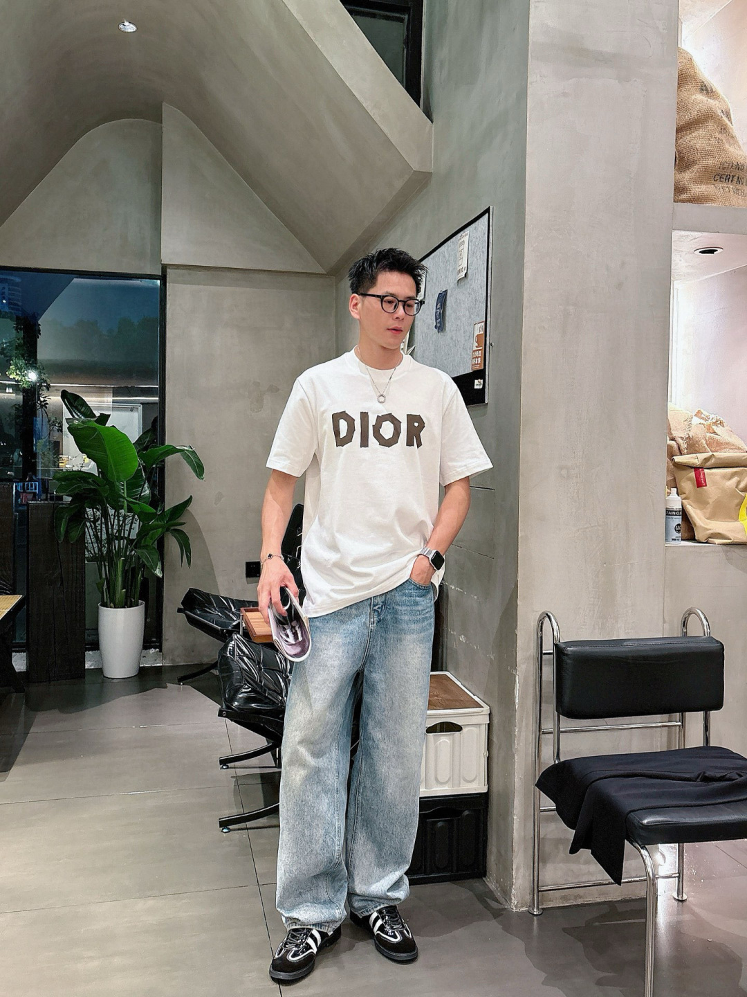 J910121.颜色：黑色 白色 咖色2.微阔短袖T M-5XL 3.绒感双纱面料。面料表面食毛做磨毛工