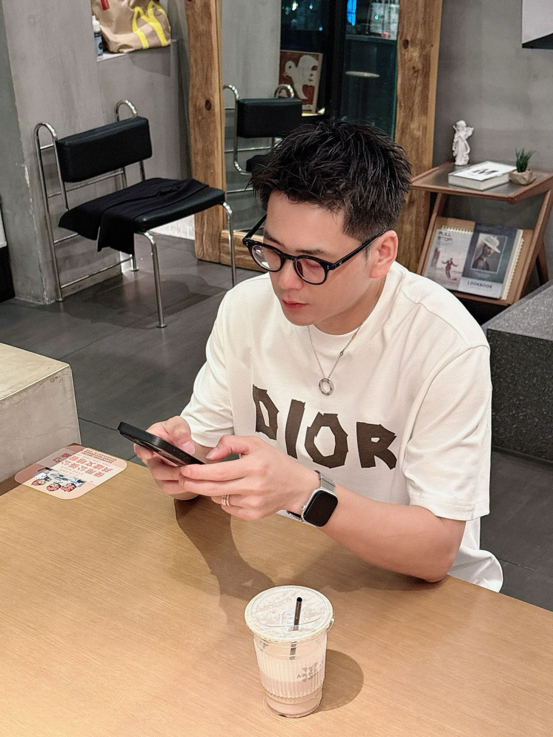 J910121.颜色：黑色 白色 咖色2.微阔短袖T M-5XL 3.绒感双纱面料。面料表面食毛做磨毛工