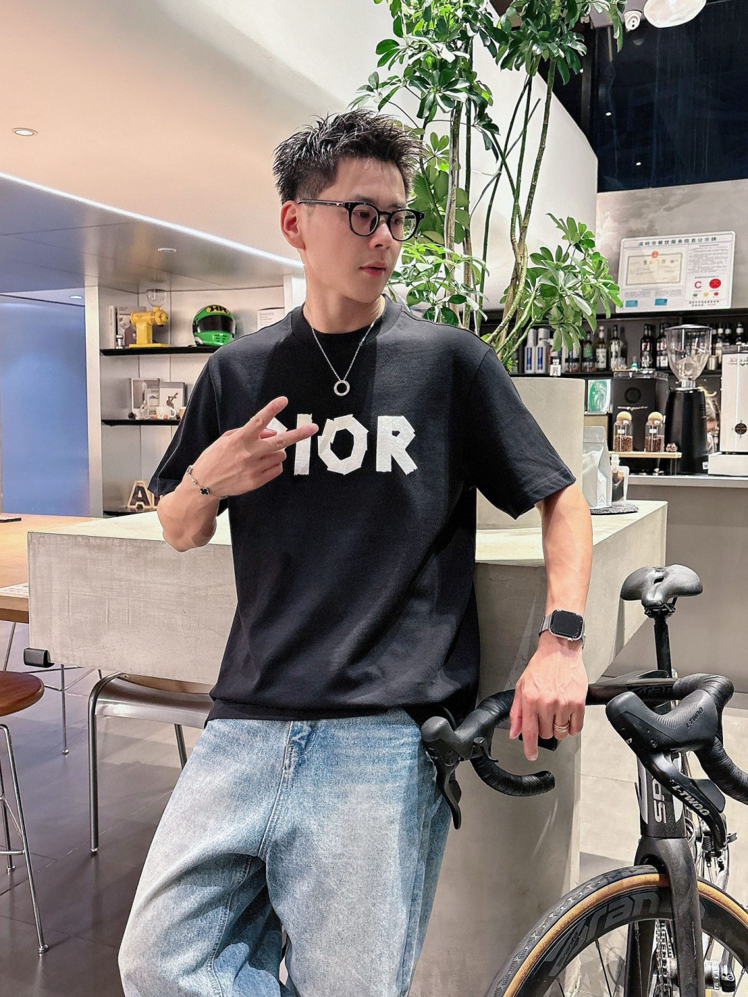 J910121.颜色：黑色 白色 咖色2.微阔短袖T M-5XL 3.绒感双纱面料。面料表面食毛做磨毛工