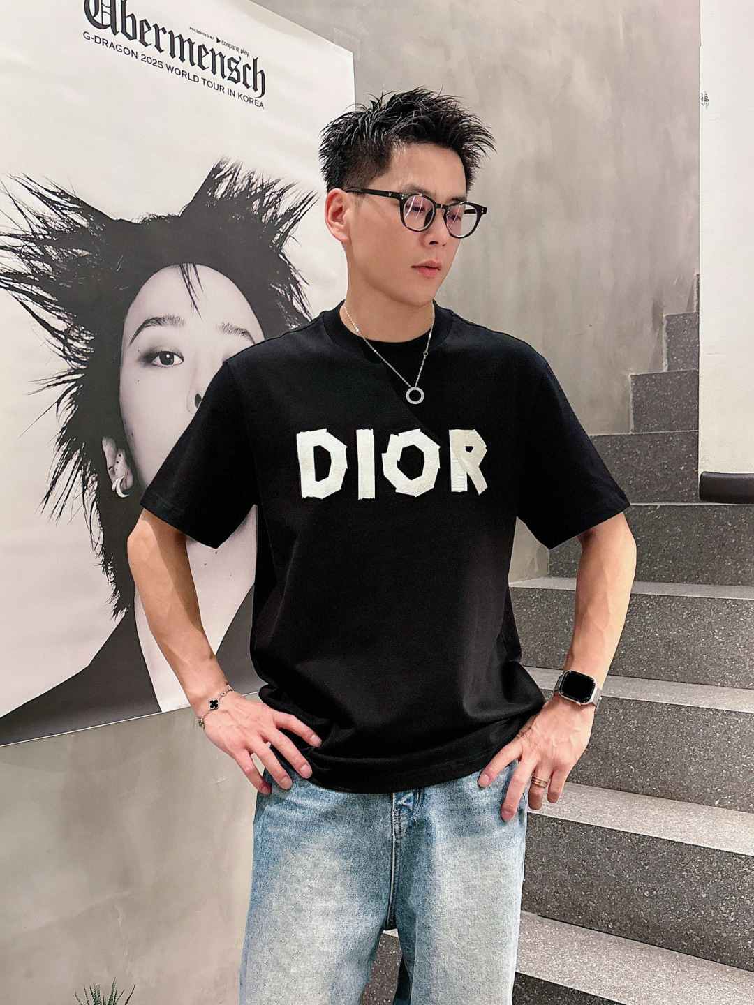 J910121.颜色：黑色 白色 咖色2.微阔短袖T M-5XL 3.绒感双纱面料。面料表面食毛做磨毛工