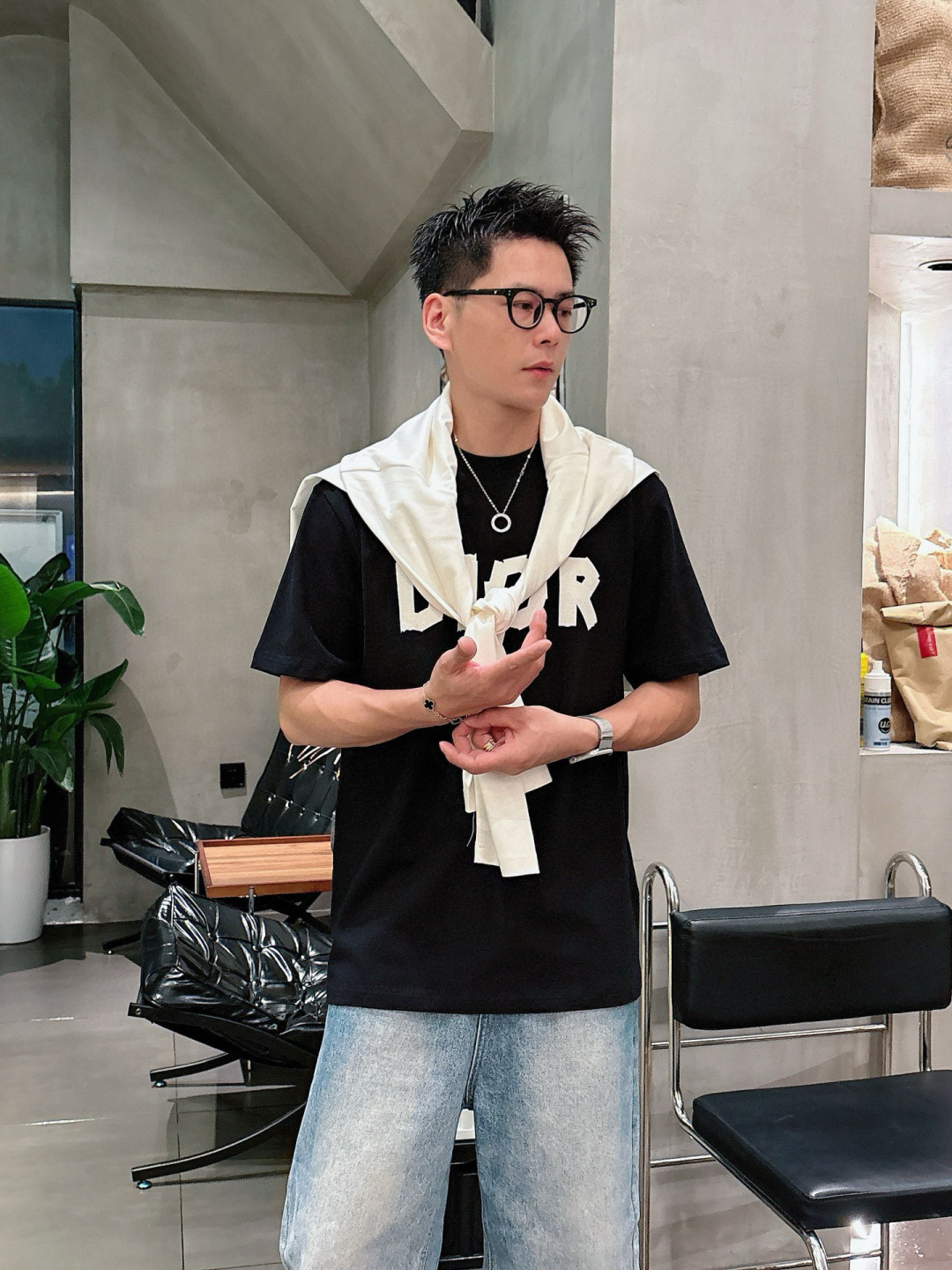 J910121.颜色：黑色 白色 咖色2.微阔短袖T M-5XL 3.绒感双纱面料。面料表面食毛做磨毛工