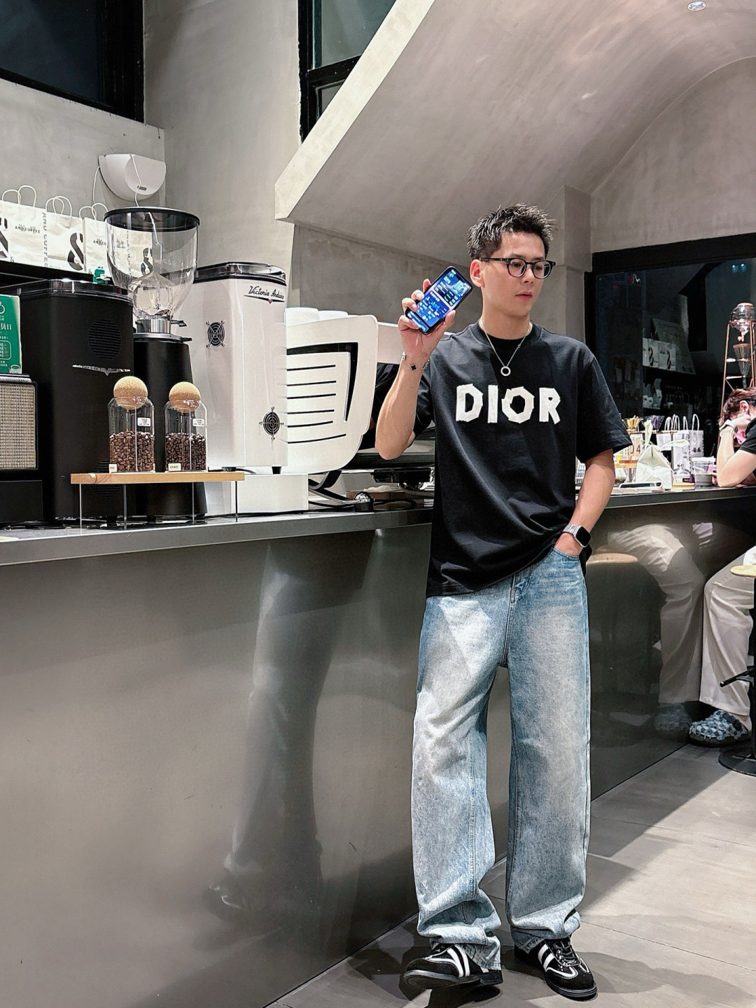 J910121.颜色：黑色 白色 咖色2.微阔短袖T M-5XL 3.绒感双纱面料。面料表面食毛做磨毛工