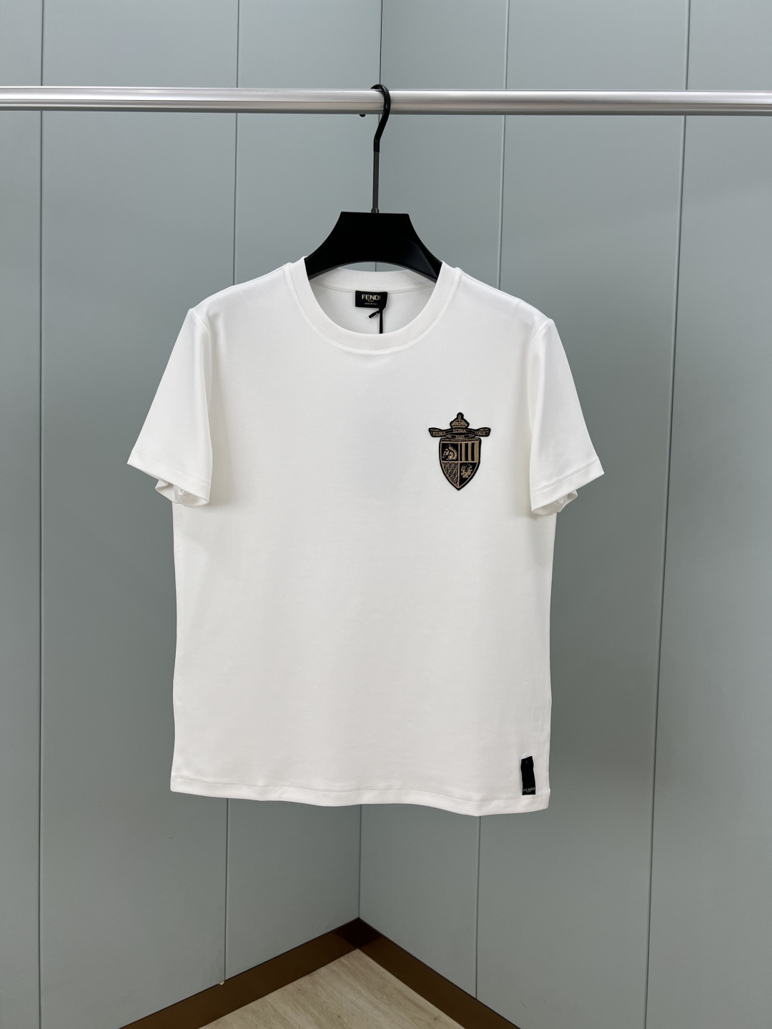 Fendi.芬迪 25秋冬新品Fendi Club盾牌刺绣徽章加厚面料短袖T恤，正面胸前饰新季元素刺绣徽