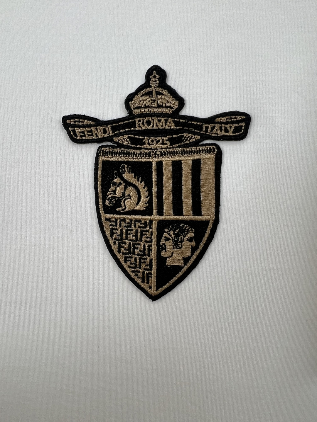 Fendi.芬迪 25秋冬新品Fendi Club盾牌刺绣徽章加厚面料短袖T恤，正面胸前饰新季元素刺绣徽