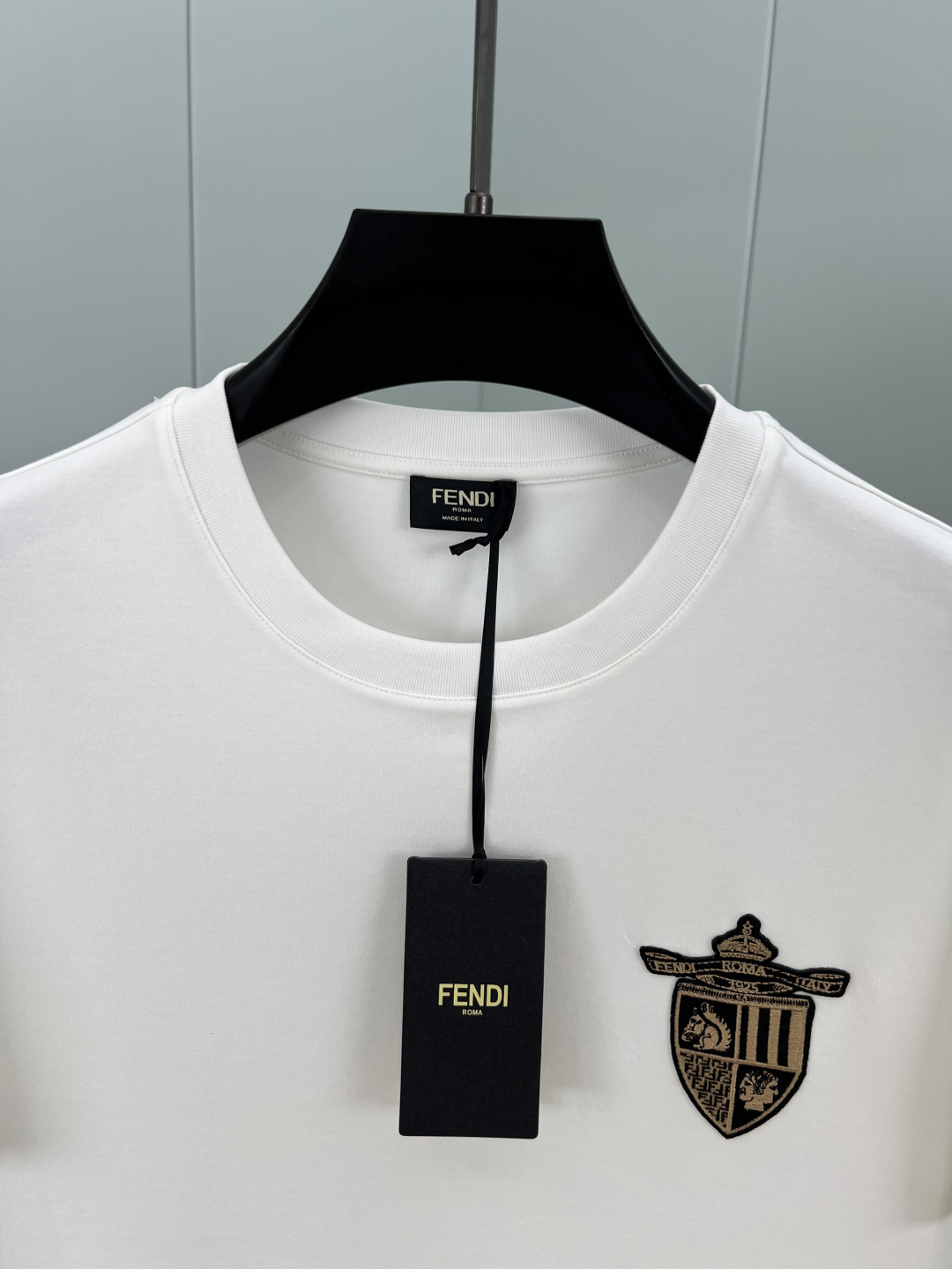 Fendi.芬迪 25秋冬新品Fendi Club盾牌刺绣徽章加厚面料短袖T恤，正面胸前饰新季元素刺绣徽