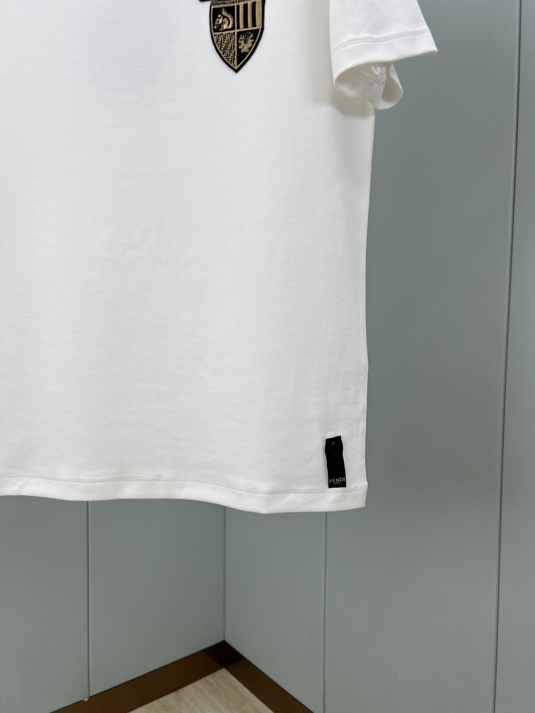 Fendi.芬迪 25秋冬新品Fendi Club盾牌刺绣徽章加厚面料短袖T恤，正面胸前饰新季元素刺绣徽