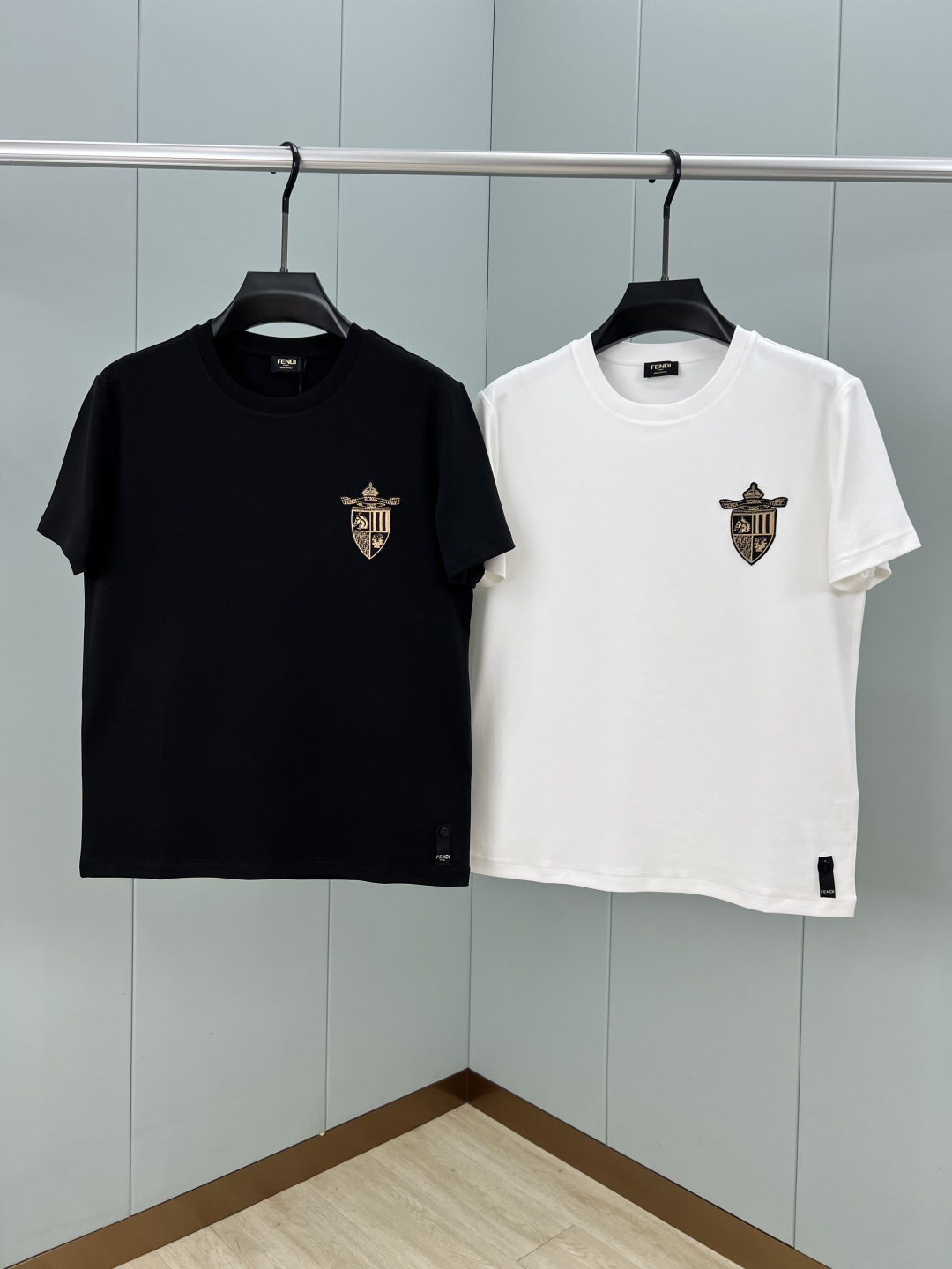 Fendi.芬迪 25秋冬新品Fendi Club盾牌刺绣徽章加厚面料短袖T恤，正面胸前饰新季元素刺绣徽