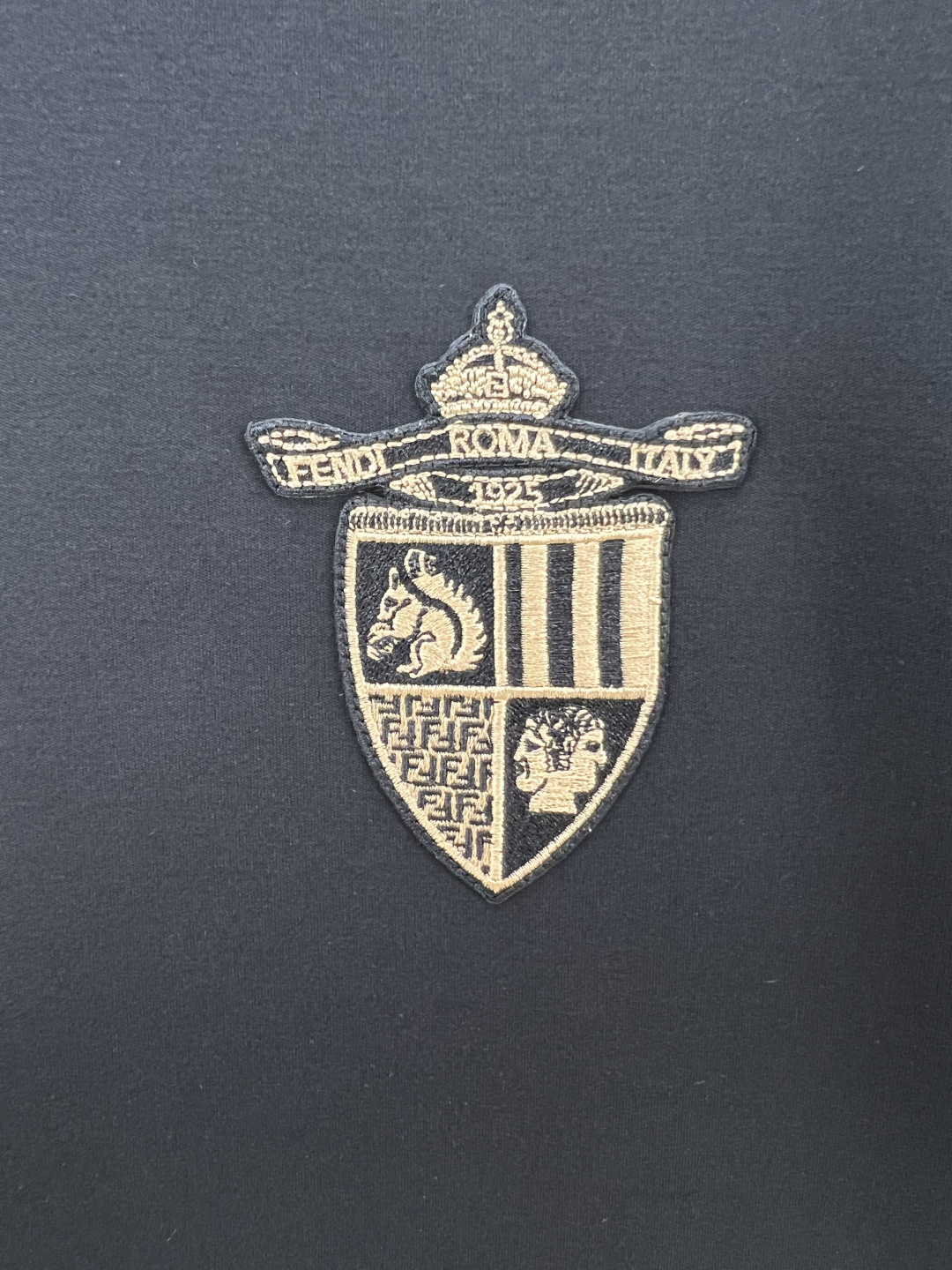 Fendi.芬迪 25秋冬新品Fendi Club盾牌刺绣徽章加厚面料短袖T恤，正面胸前饰新季元素刺绣徽