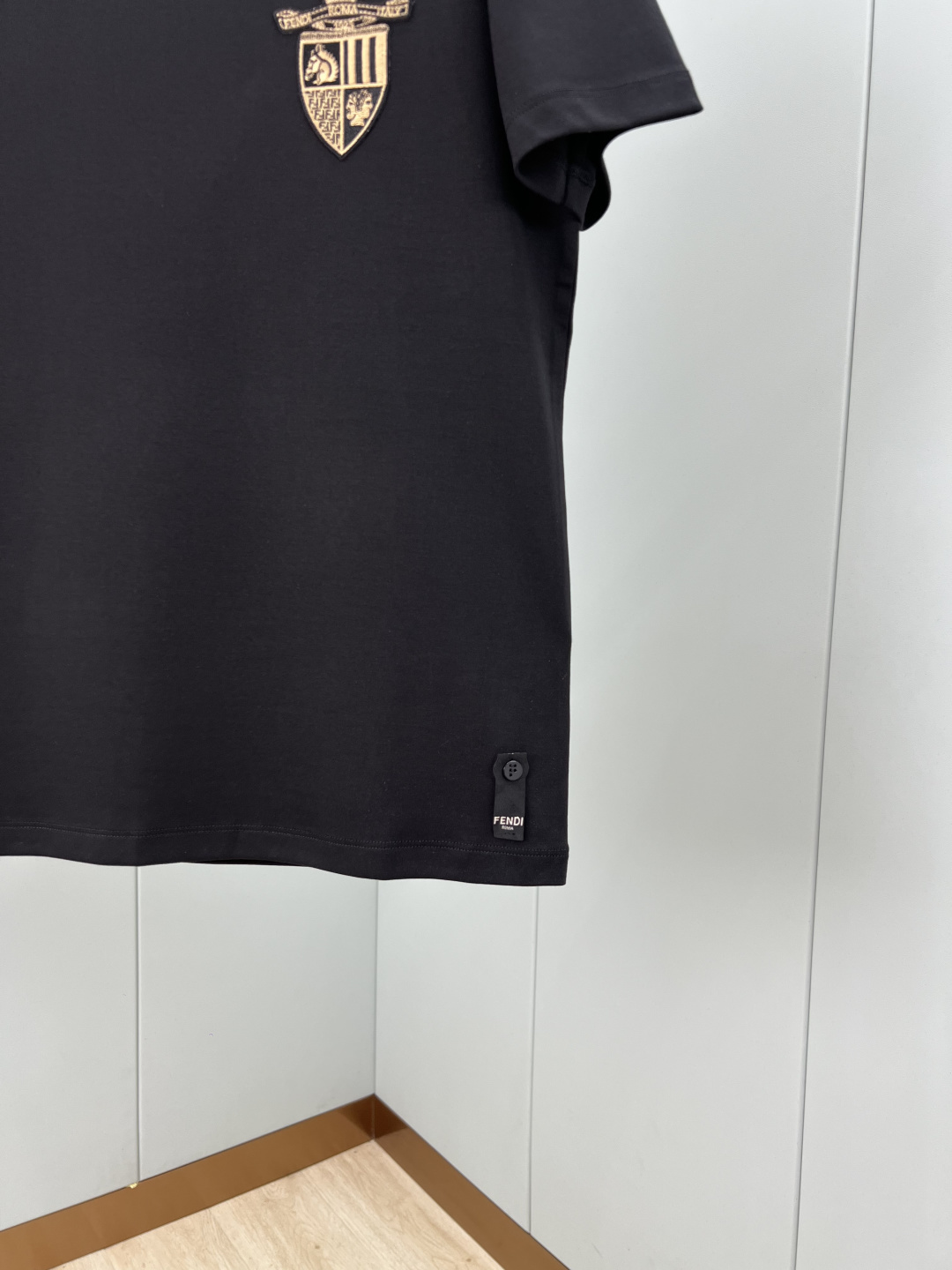 Fendi.芬迪 25秋冬新品Fendi Club盾牌刺绣徽章加厚面料短袖T恤，正面胸前饰新季元素刺绣徽