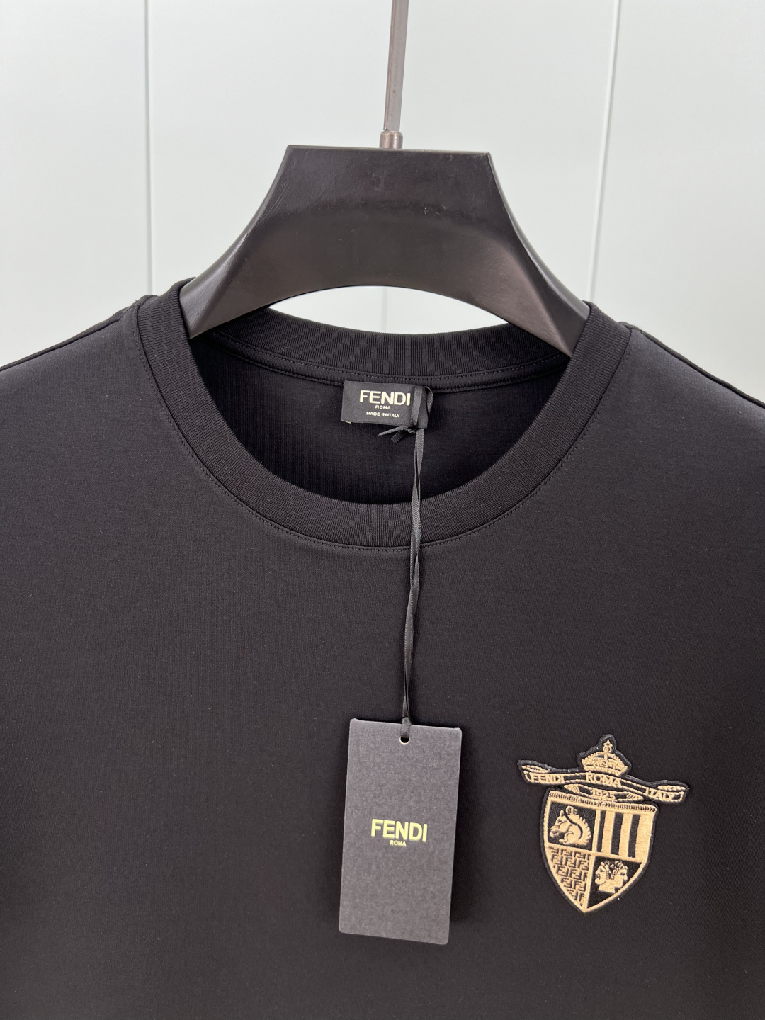 Fendi.芬迪 25秋冬新品Fendi Club盾牌刺绣徽章加厚面料短袖T恤，正面胸前饰新季元素刺绣徽