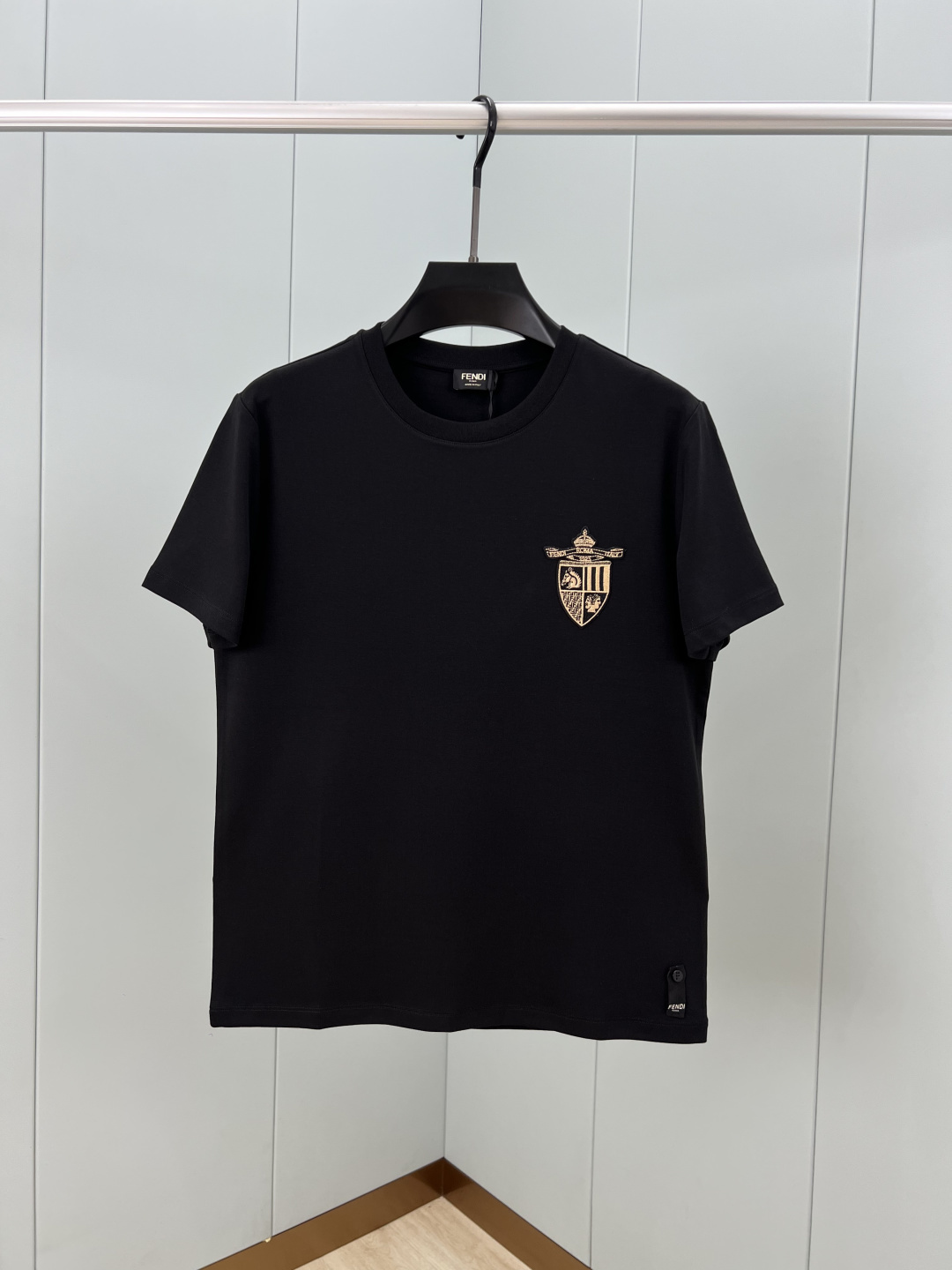 Fendi.芬迪 25秋冬新品Fendi Club盾牌刺绣徽章加厚面料短袖T恤，正面胸前饰新季元素刺绣徽