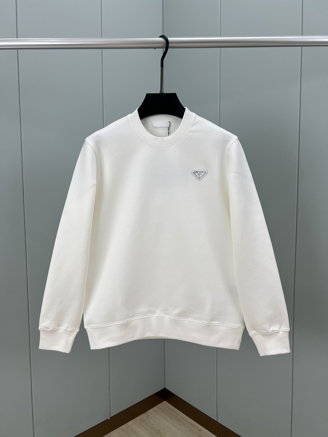 Prada.普拉达 25秋冬新品经典涂珐琅三角形金属徽标针织圆领卫衣，正面胸前饰有经典标志性特色三角标点