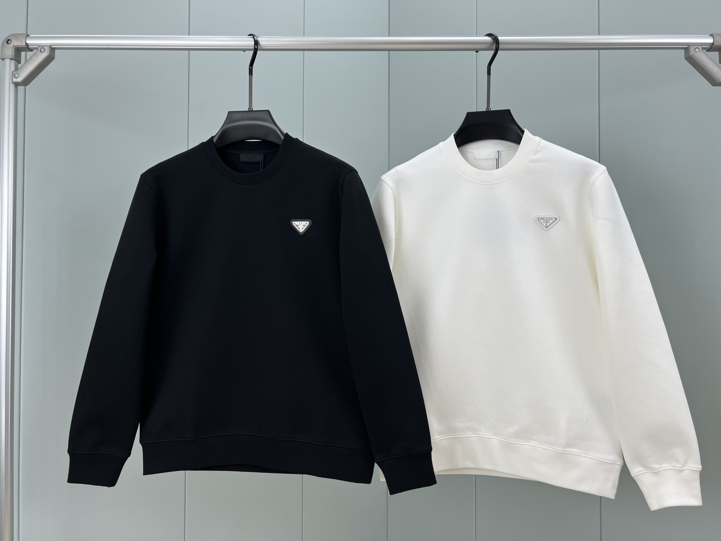 Prada.普拉达 25秋冬新品经典涂珐琅三角形金属徽标针织圆领卫衣，正面胸前饰有经典标志性特色三角标点