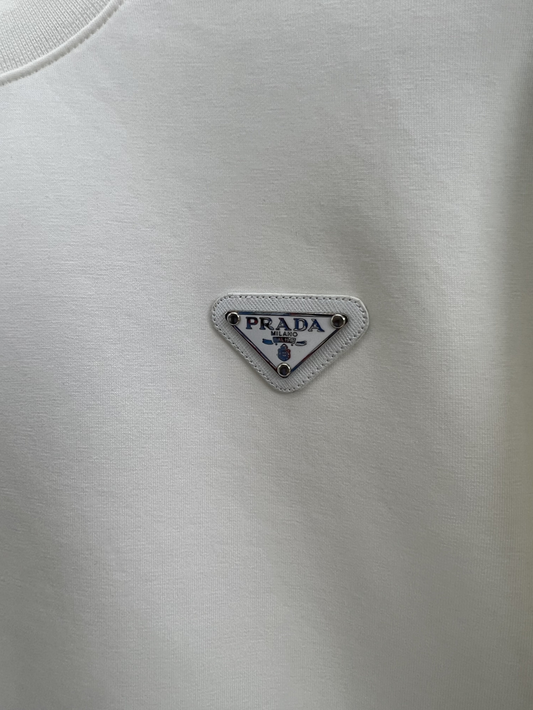 Prada.普拉达 25秋冬新品经典涂珐琅三角形金属徽标针织圆领卫衣，正面胸前饰有经典标志性特色三角标点