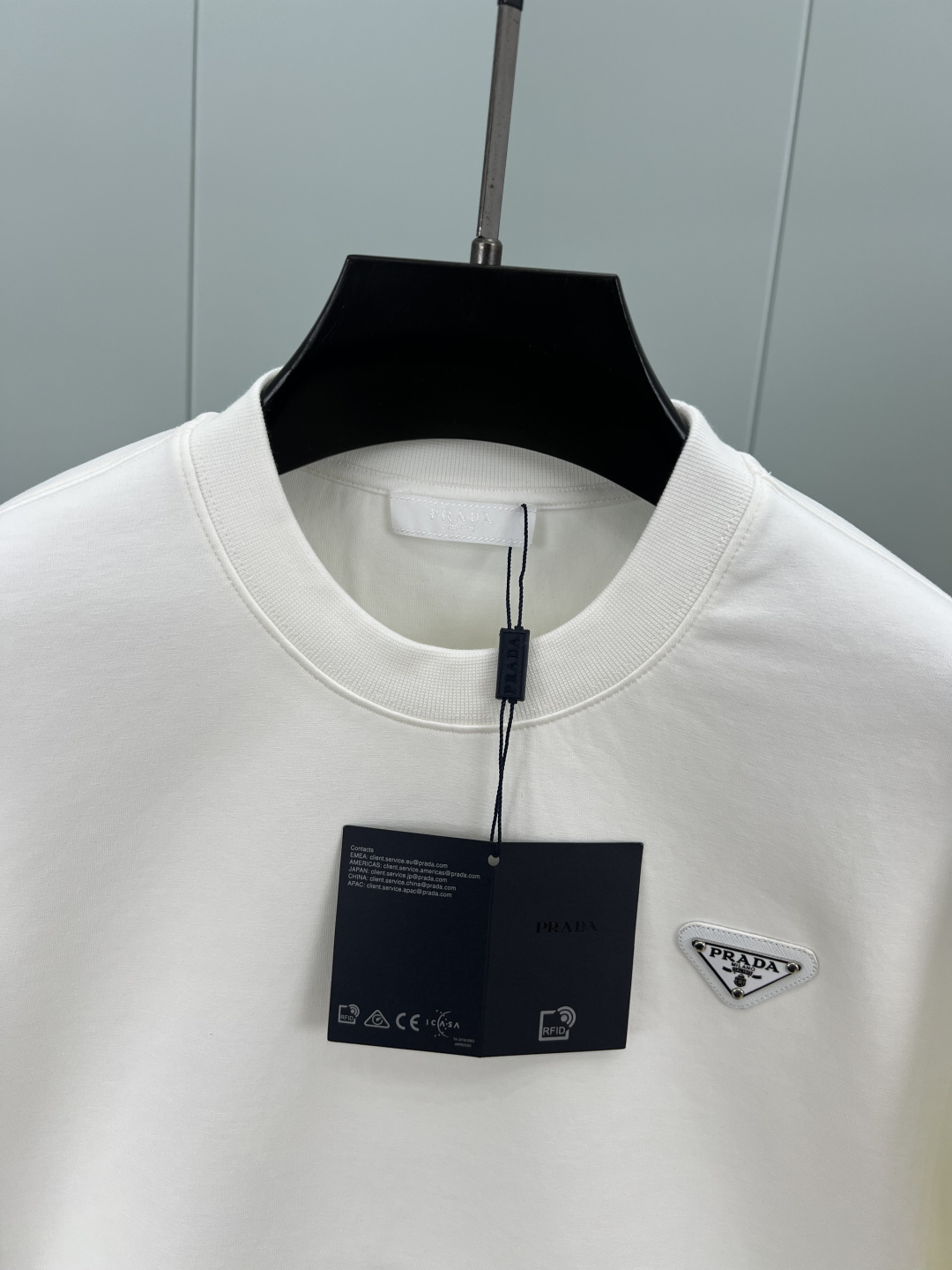 Prada.普拉达 25秋冬新品经典涂珐琅三角形金属徽标针织圆领卫衣，正面胸前饰有经典标志性特色三角标点