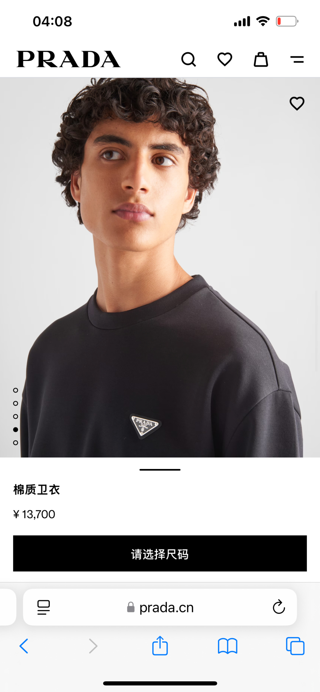 Prada.普拉达 25秋冬新品经典涂珐琅三角形金属徽标针织圆领卫衣，正面胸前饰有经典标志性特色三角标点