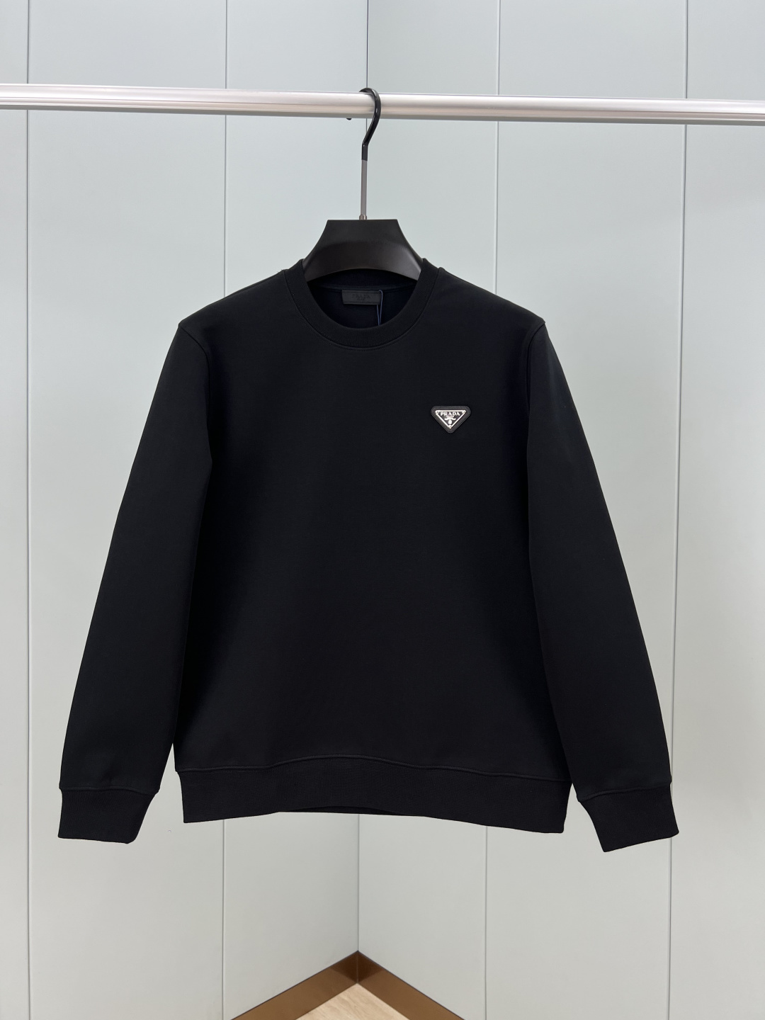 Prada.普拉达 25秋冬新品经典涂珐琅三角形金属徽标针织圆领卫衣，正面胸前饰有经典标志性特色三角标点