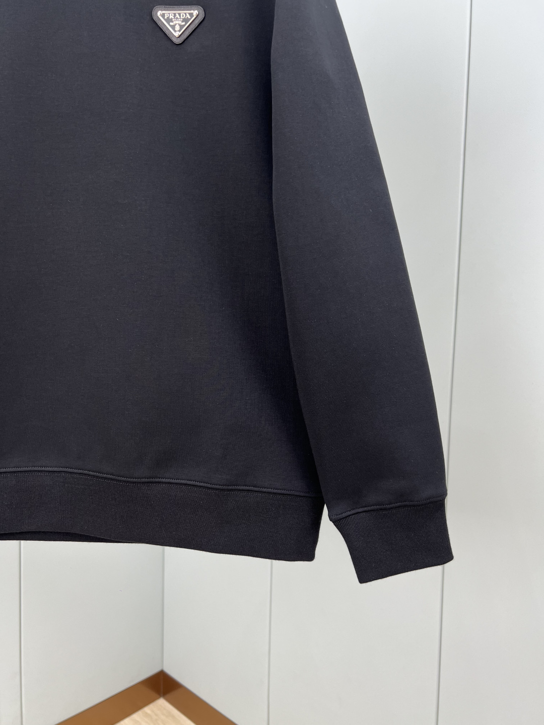 Prada.普拉达 25秋冬新品经典涂珐琅三角形金属徽标针织圆领卫衣，正面胸前饰有经典标志性特色三角标点