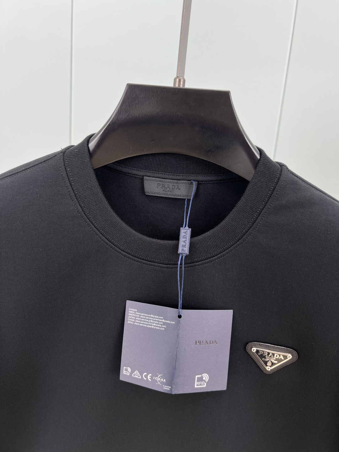 Prada.普拉达 25秋冬新品经典涂珐琅三角形金属徽标针织圆领卫衣，正面胸前饰有经典标志性特色三角标点