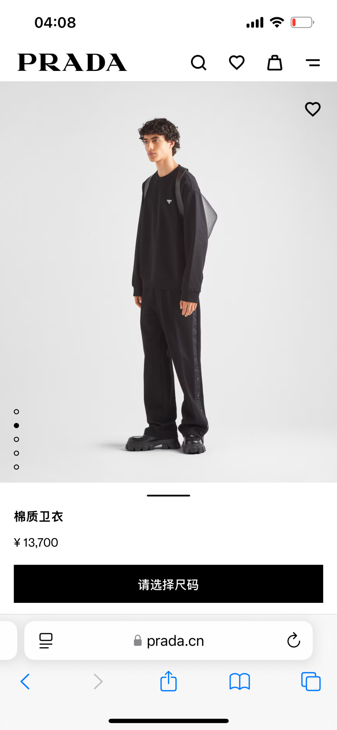 Prada.普拉达 25秋冬新品经典涂珐琅三角形金属徽标针织圆领卫衣，正面胸前饰有经典标志性特色三角标点