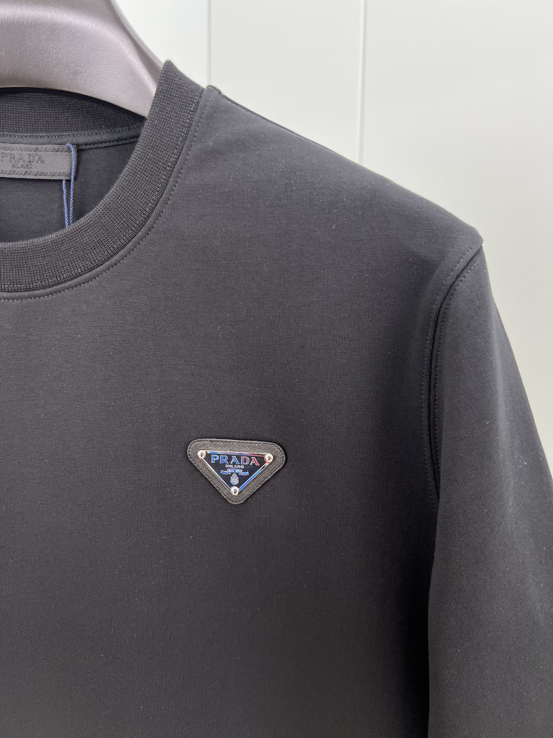 Prada.普拉达 25秋冬新品经典涂珐琅三角形金属徽标针织圆领卫衣，正面胸前饰有经典标志性特色三角标点