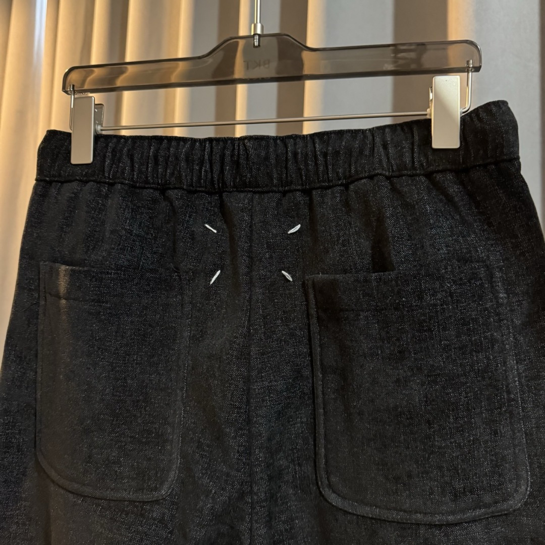 MM6🌟秋冬新款休闲裤🆕采用优质面料，具有质感，松紧腰带设计，超级时尚洋气！码数：S-XL 男女同款（加