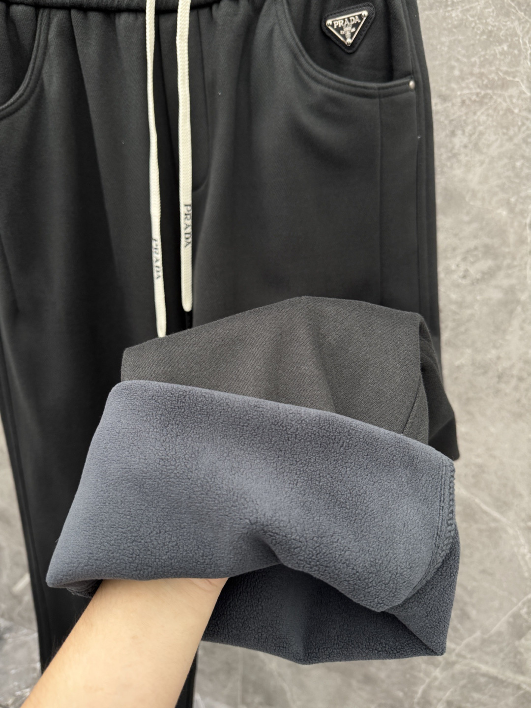 普家🌈🌈新款加绒休闲裤，采用480克超柔呢子料，复合奥粒绒，带子logo设计，面料富有肉感。舒适保暖轻肤