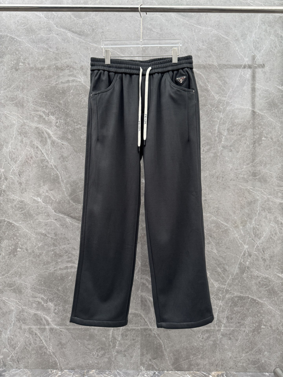 普家🌈🌈新款加绒休闲裤，采用480克超柔呢子料，复合奥粒绒，带子logo设计，面料富有肉感。舒适保暖轻肤