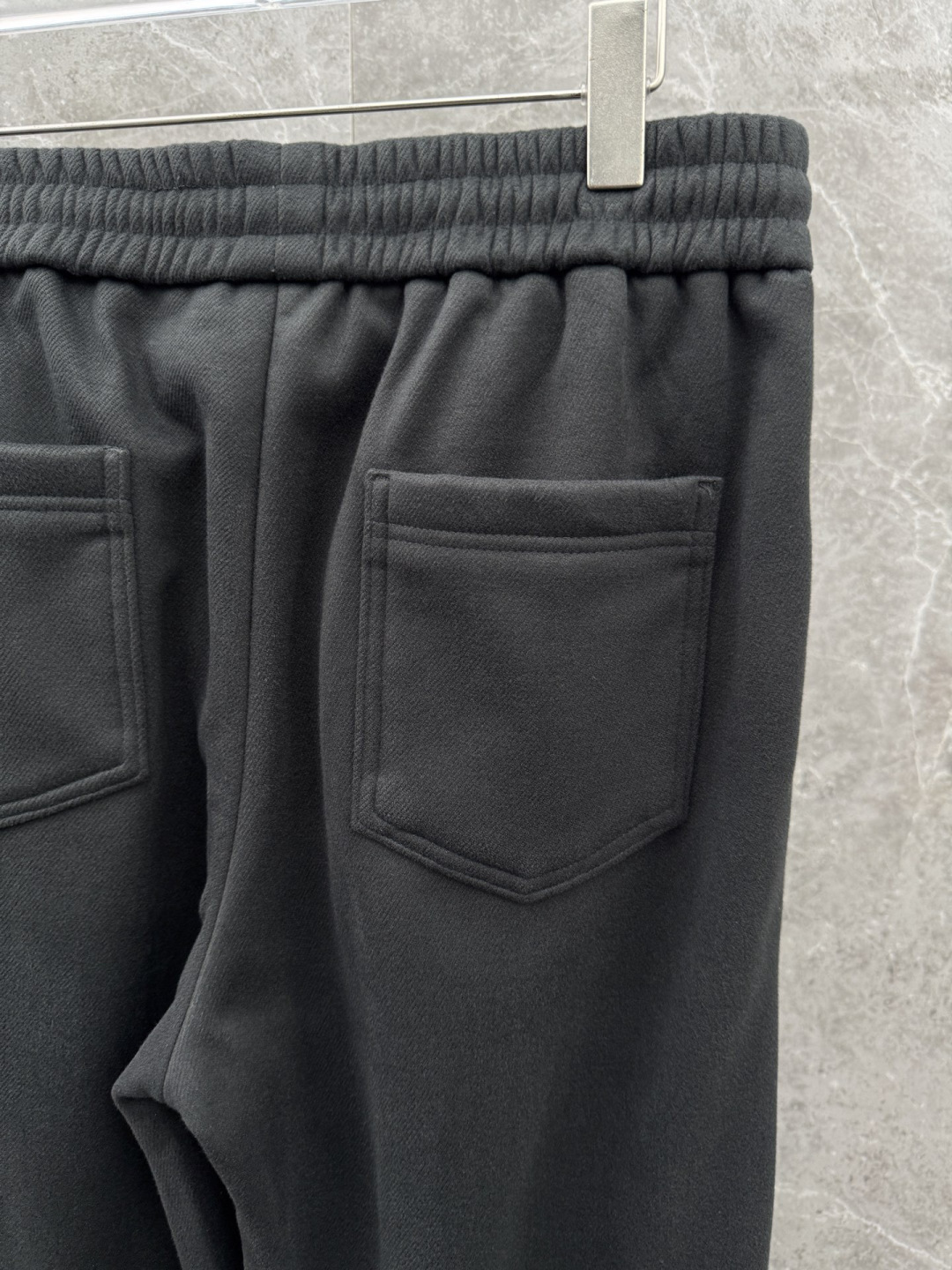 普家🌈🌈新款加绒休闲裤，采用480克超柔呢子料，复合奥粒绒，带子logo设计，面料富有肉感。舒适保暖轻肤