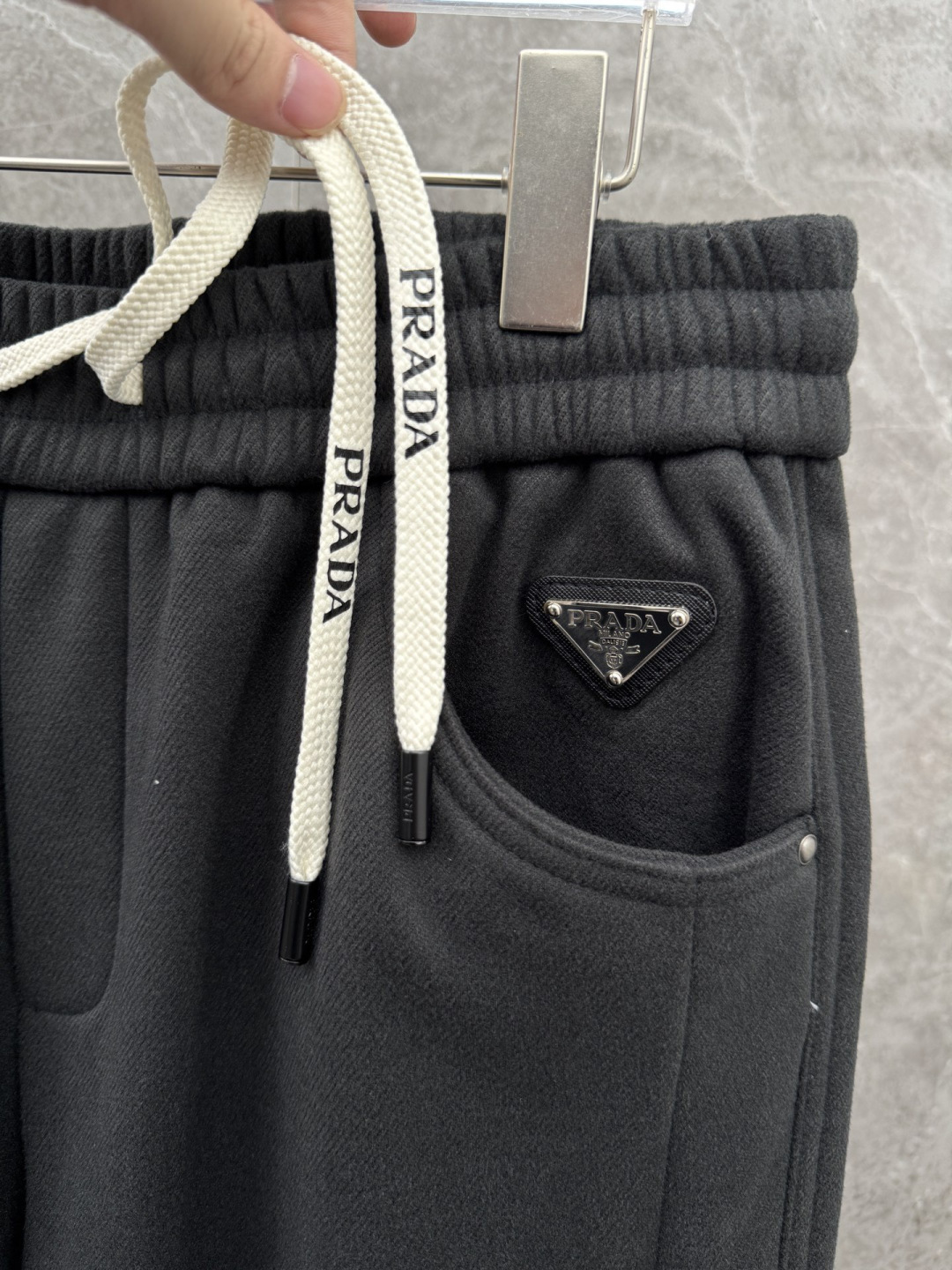 普家🌈🌈新款加绒休闲裤，采用480克超柔呢子料，复合奥粒绒，带子logo设计，面料富有肉感。舒适保暖轻肤