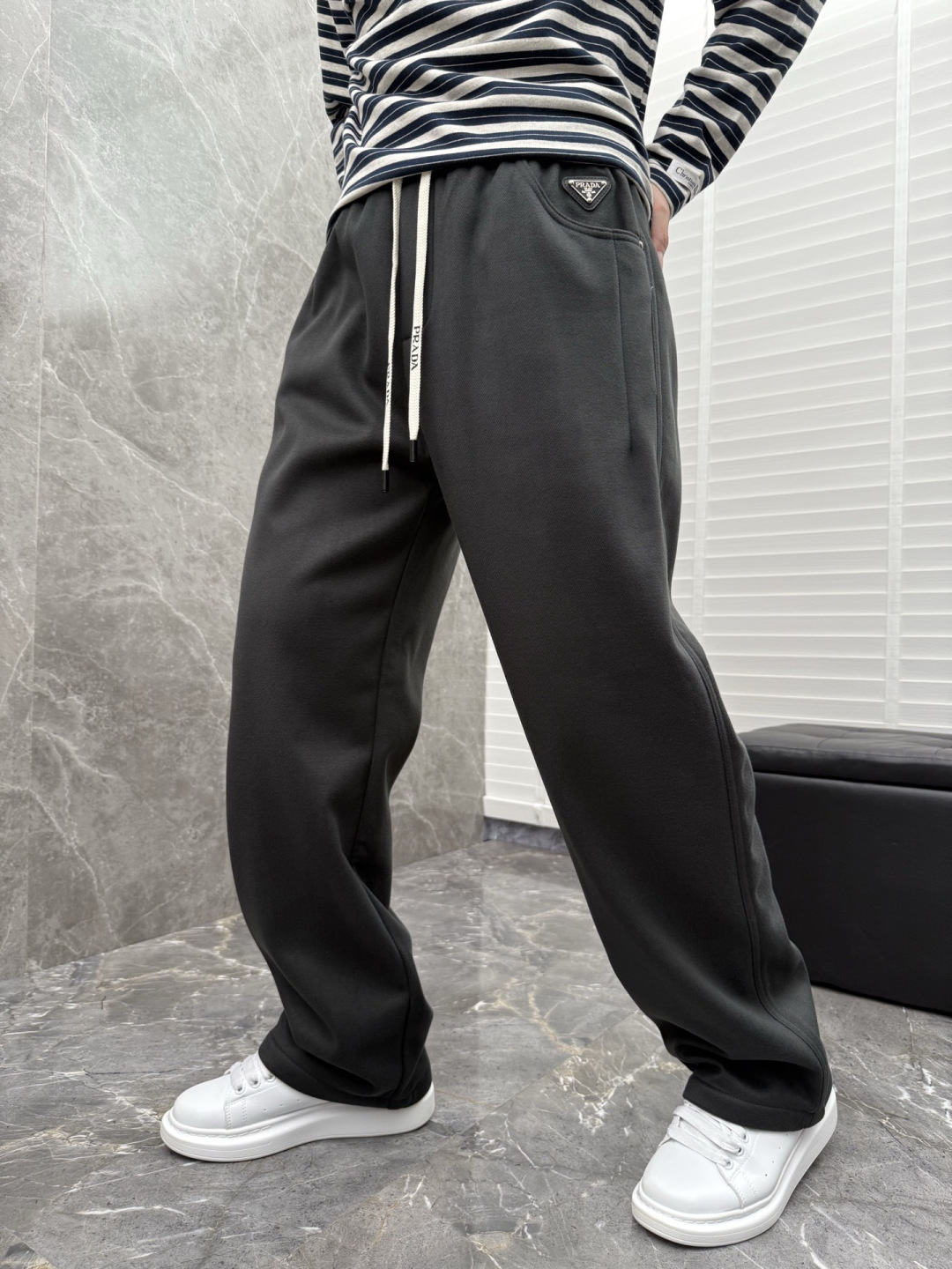 普家🌈🌈新款加绒休闲裤，采用480克超柔呢子料，复合奥粒绒，带子logo设计，面料富有肉感。舒适保暖轻肤