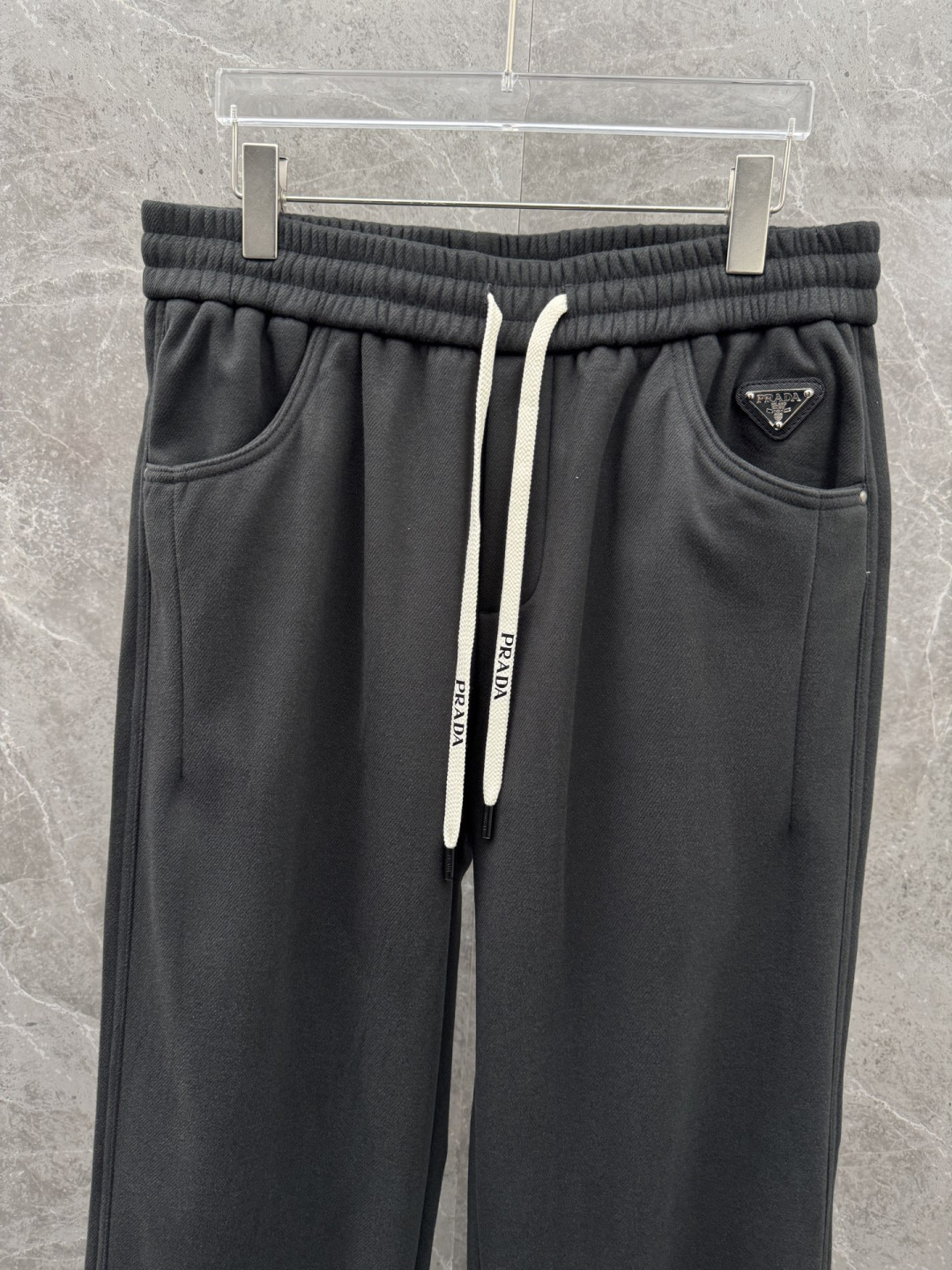 普家🌈🌈新款加绒休闲裤，采用480克超柔呢子料，复合奥粒绒，带子logo设计，面料富有肉感。舒适保暖轻肤