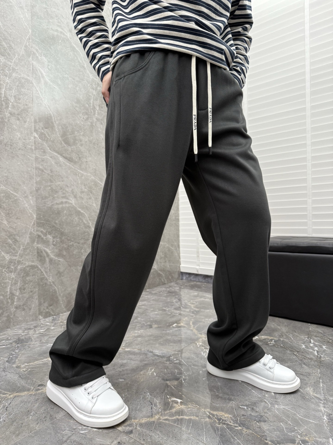 普家🌈🌈新款加绒休闲裤，采用480克超柔呢子料，复合奥粒绒，带子logo设计，面料富有肉感。舒适保暖轻肤