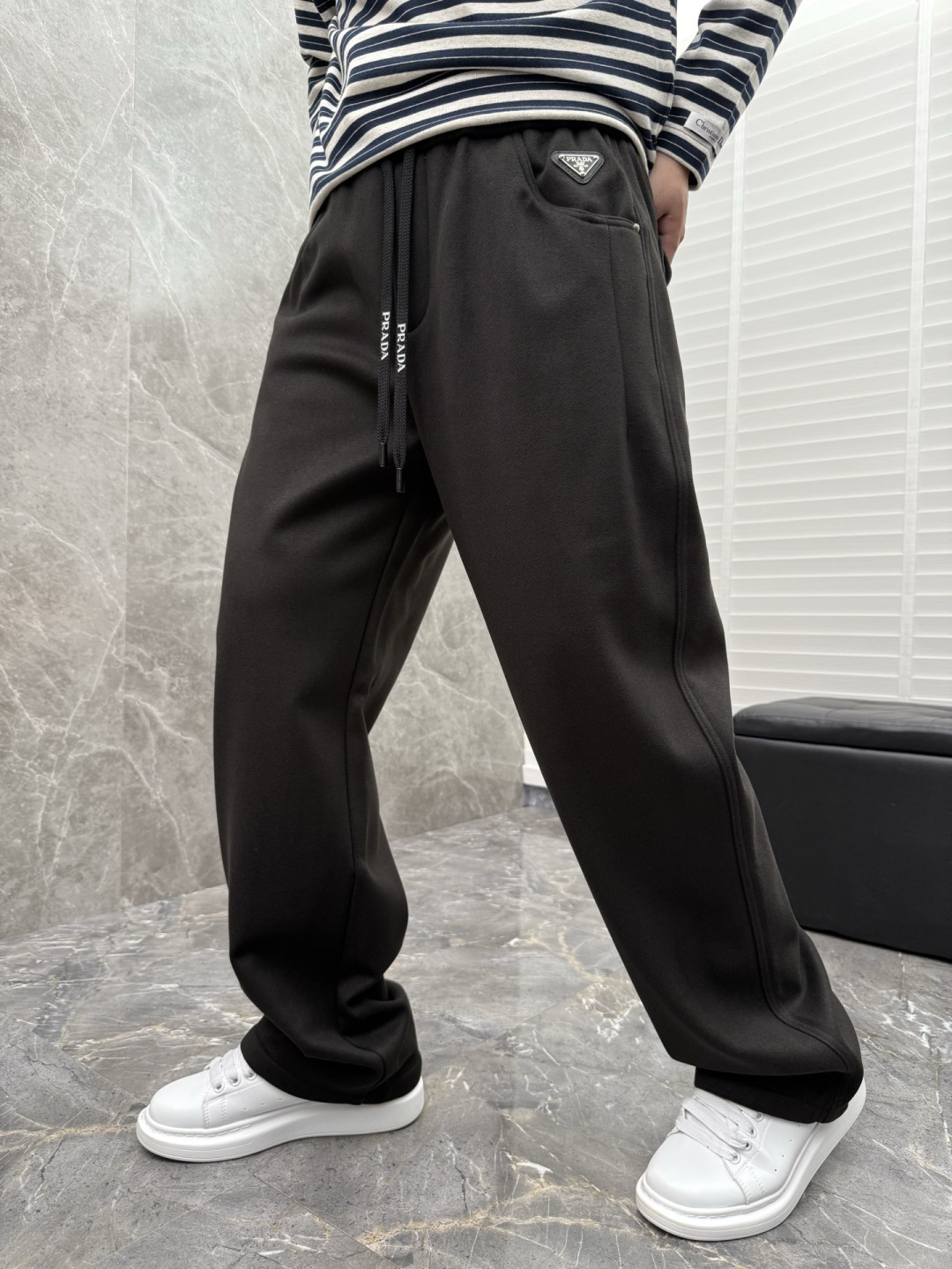 普家🌈🌈新款加绒休闲裤，采用480克超柔呢子料，复合奥粒绒，带子logo设计，面料富有肉感。舒适保暖轻肤